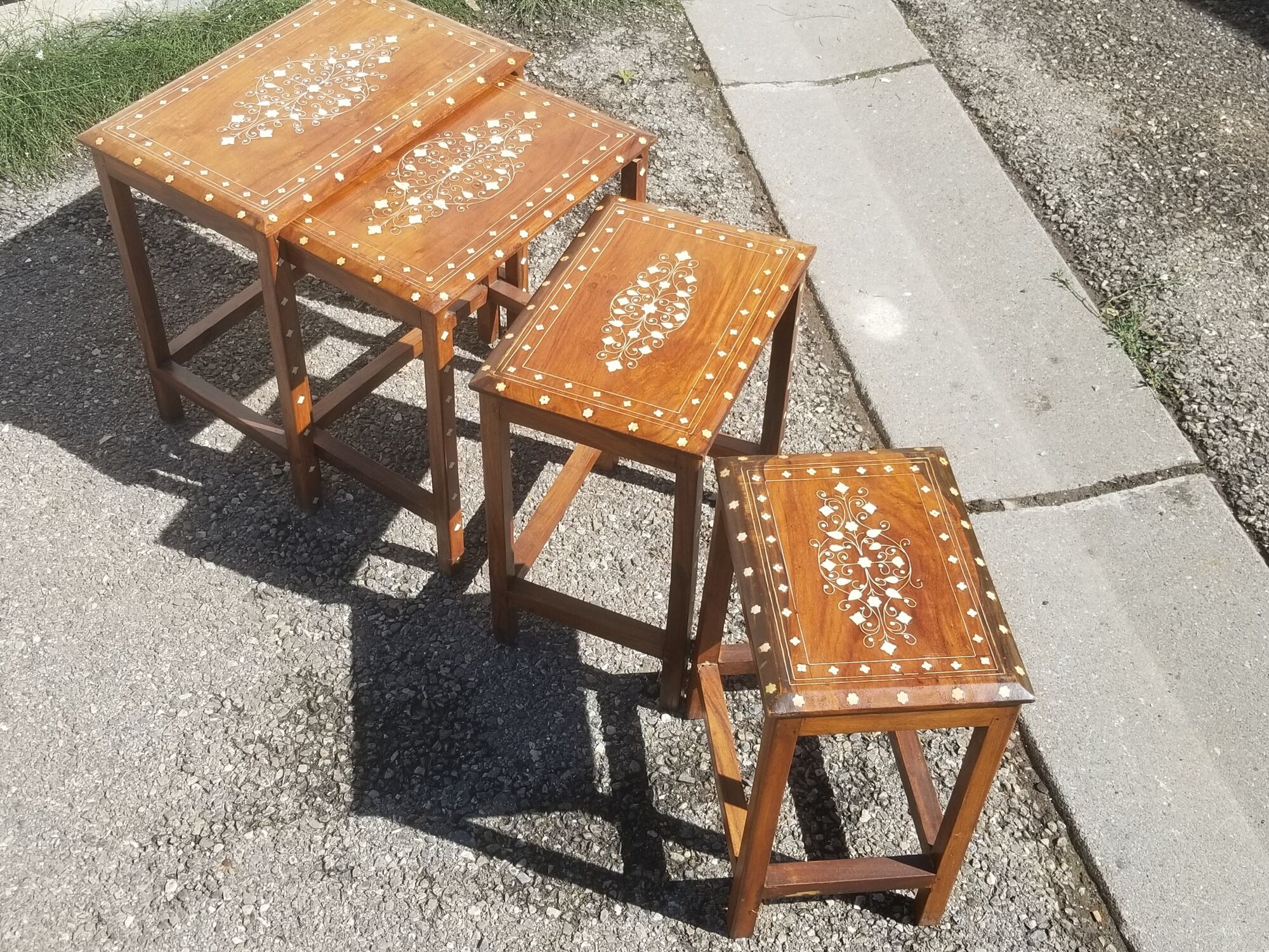Series of 4 wooden trundle tables with mother-of-pearl inlays, Orient XXth