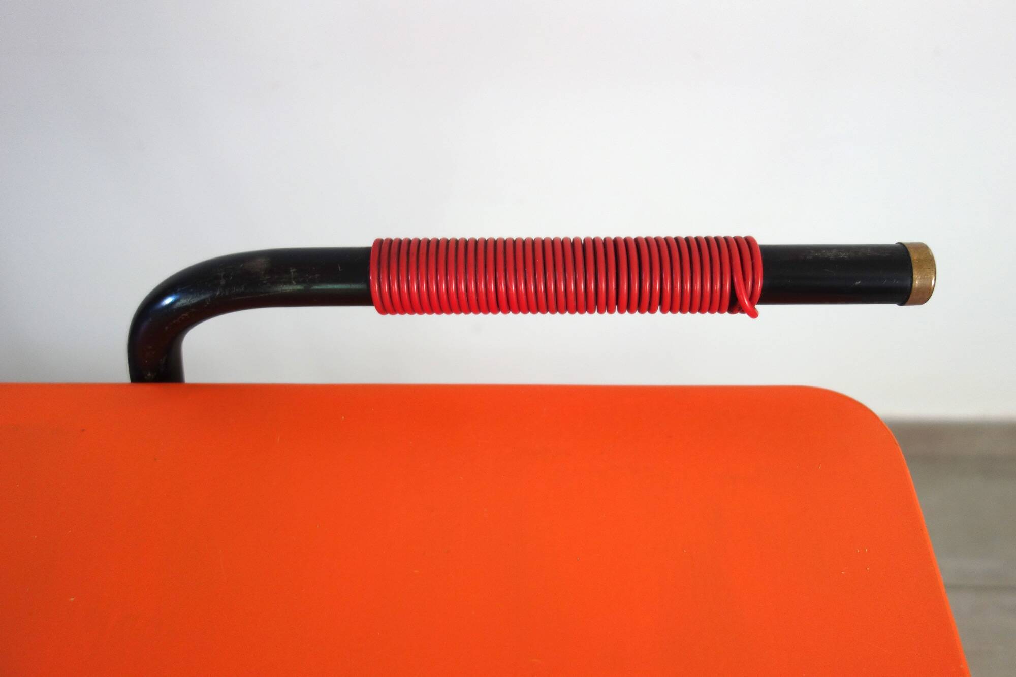Desserte vintage orange métal perforé