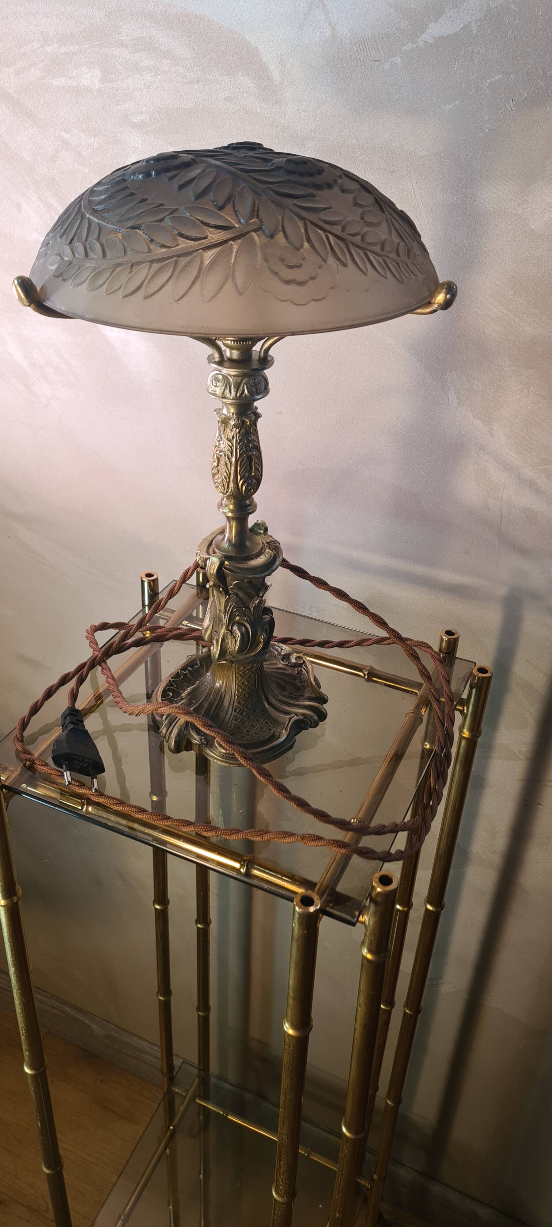 Louis XV bronze lamp rocaille style 34x25, molded glass lampshade signed Stella