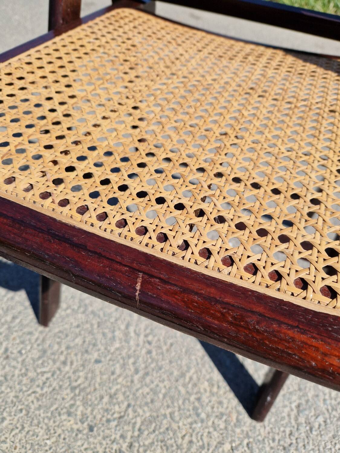 Set of 2 folding chairs in wood and cane.