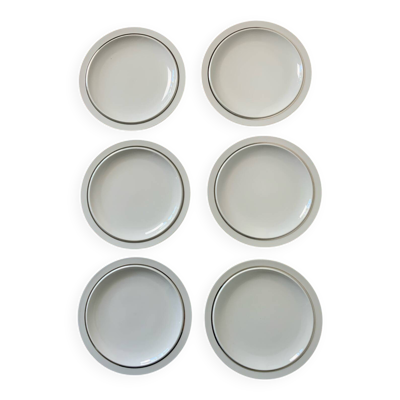 Assiettes blanches et argent