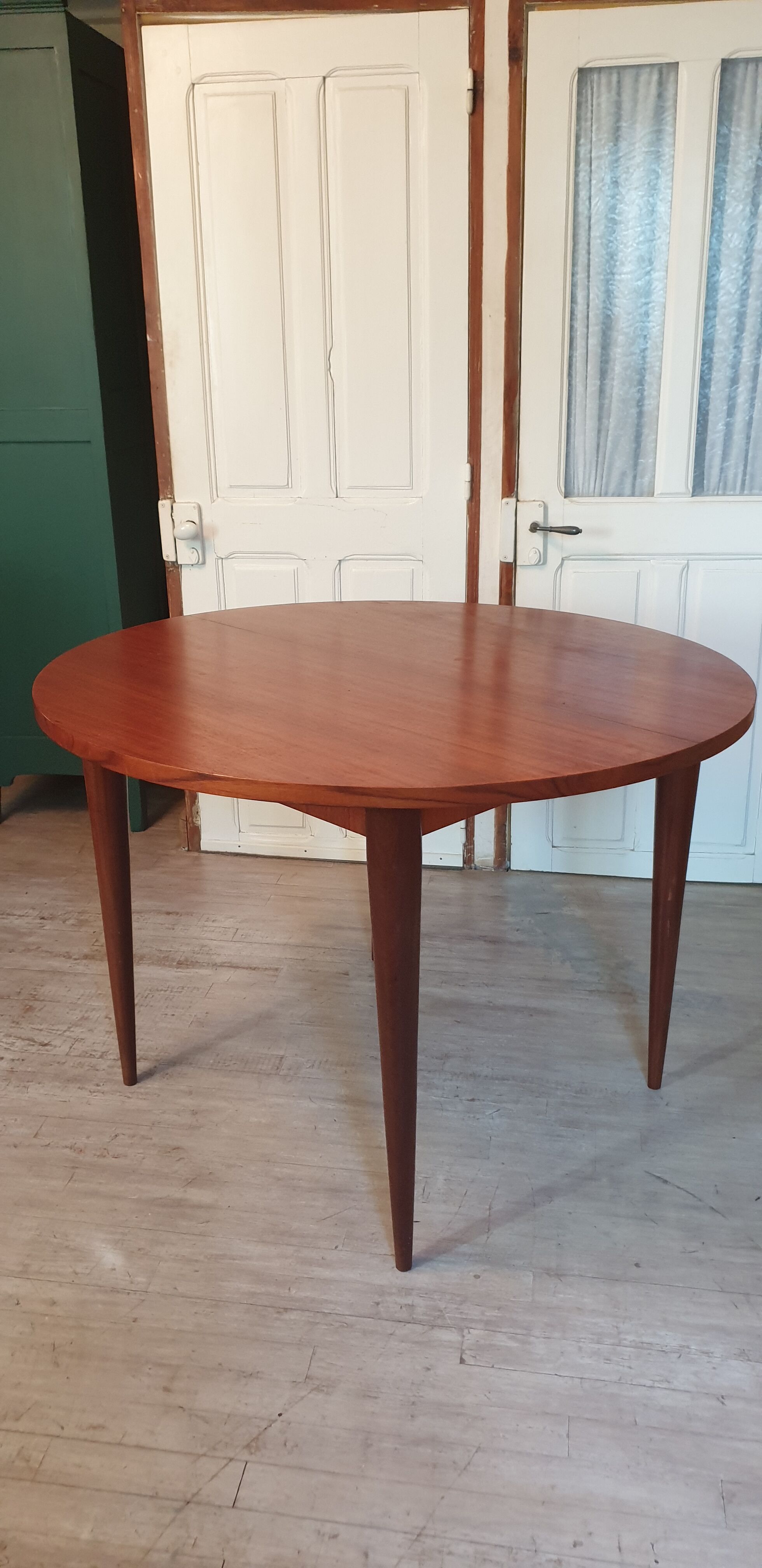 Extendable teak round table