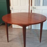 Extendable teak round table