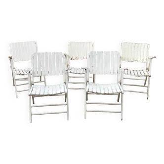 Cinq fauteuils de jardin en bois