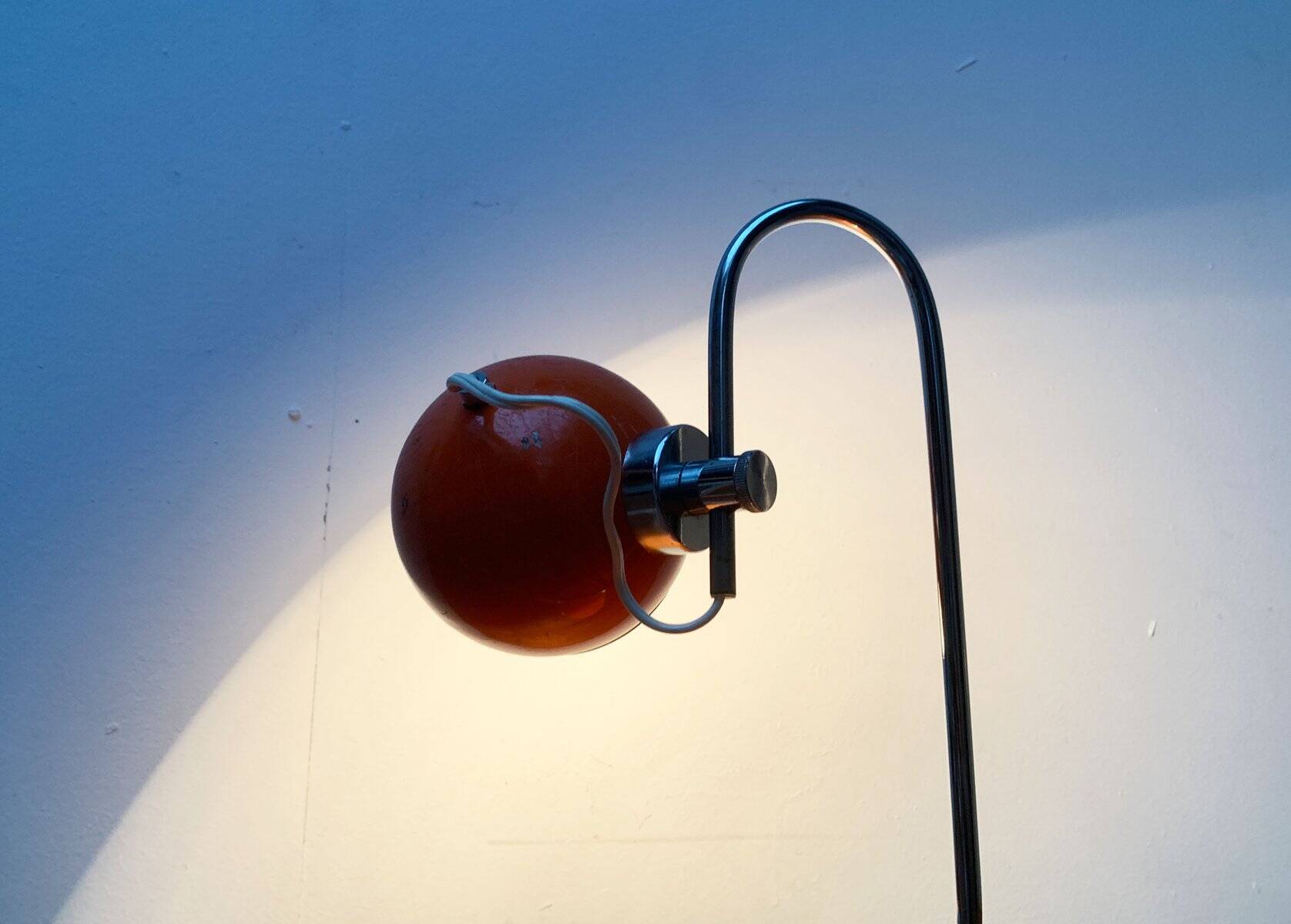 Vintage Italian magnetic table lamp from the space age.