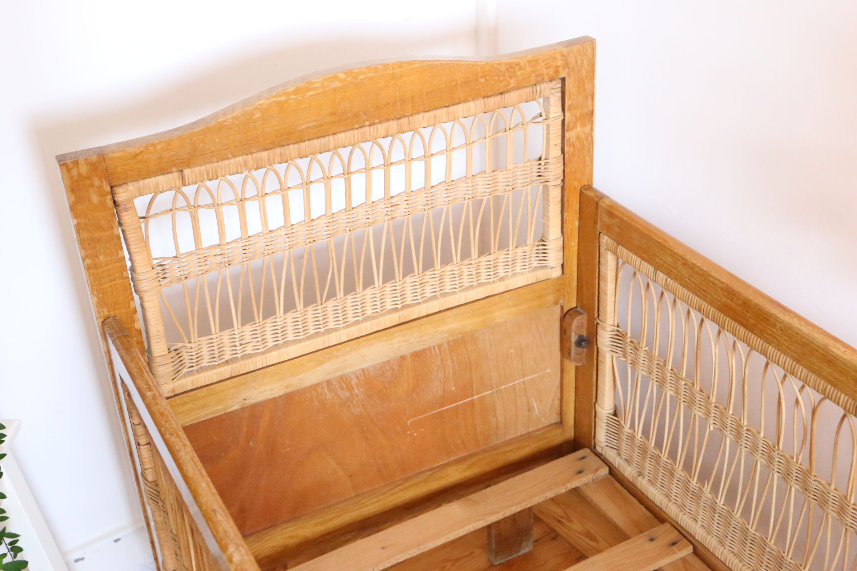 Child bed in curved wood and rattan