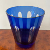 Verre ancien en cristal doublé bleu.