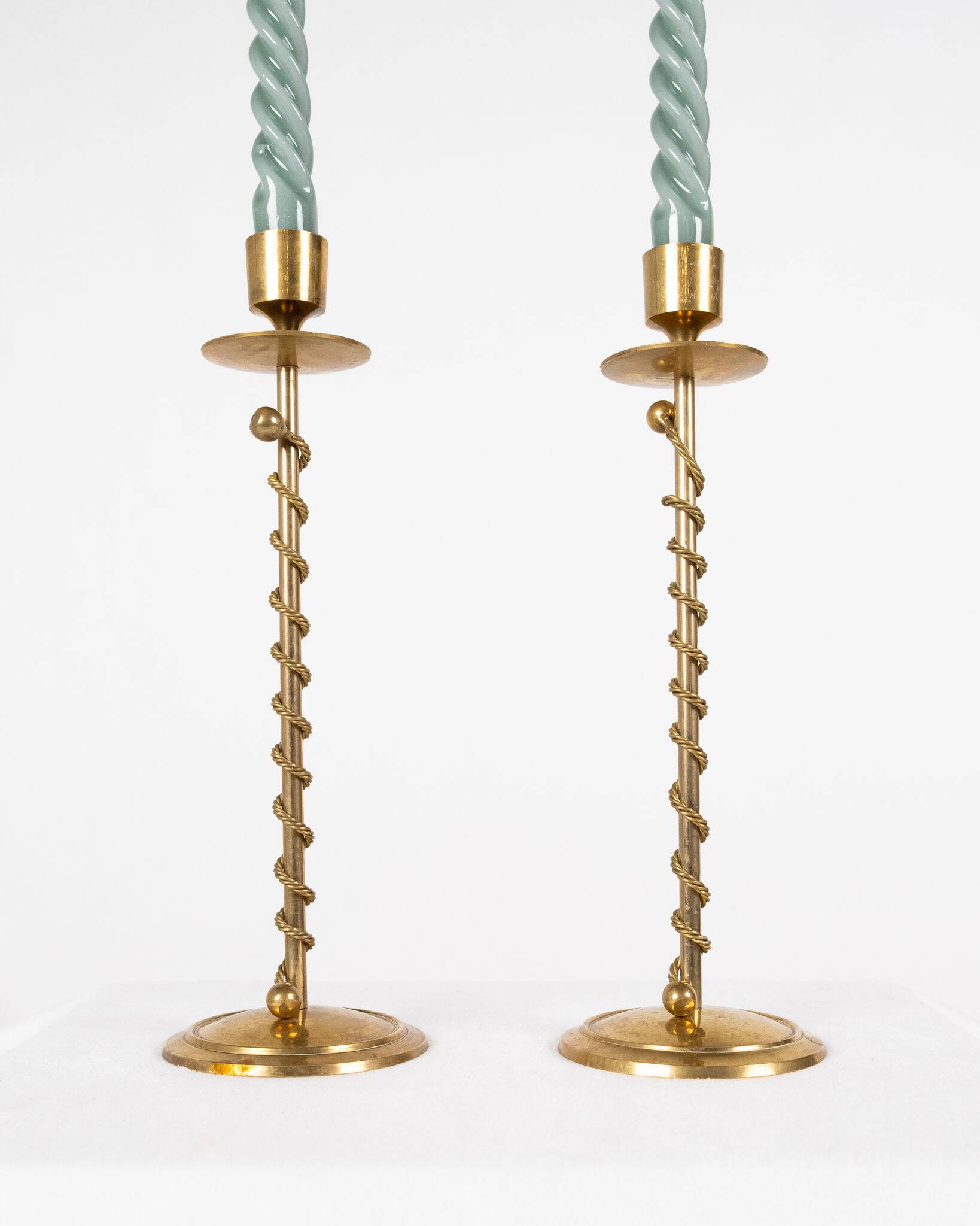 Paire de bougeoirs style Art Deco en laiton