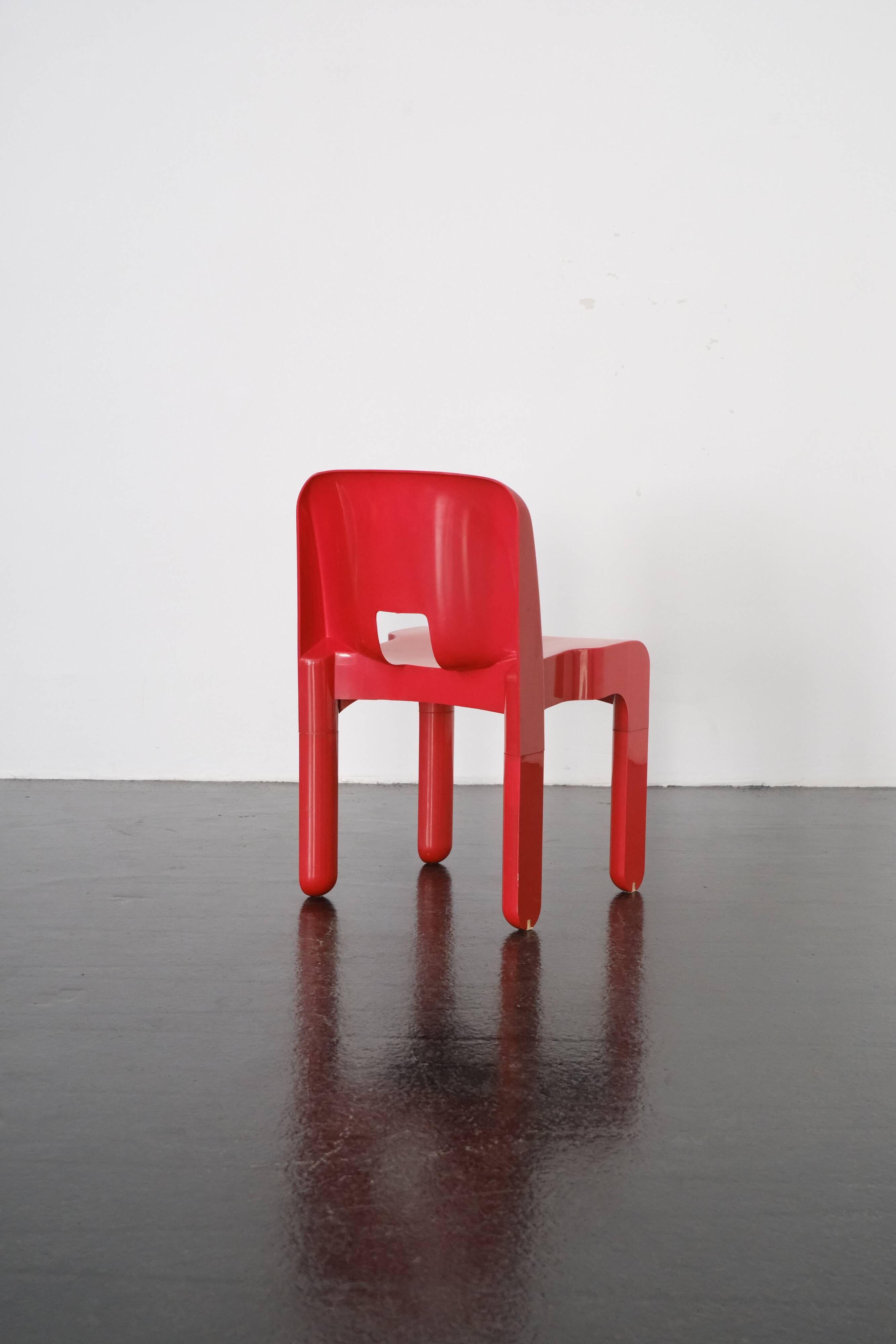 Red "Universale" chair by Joe Colombo / Kartell
