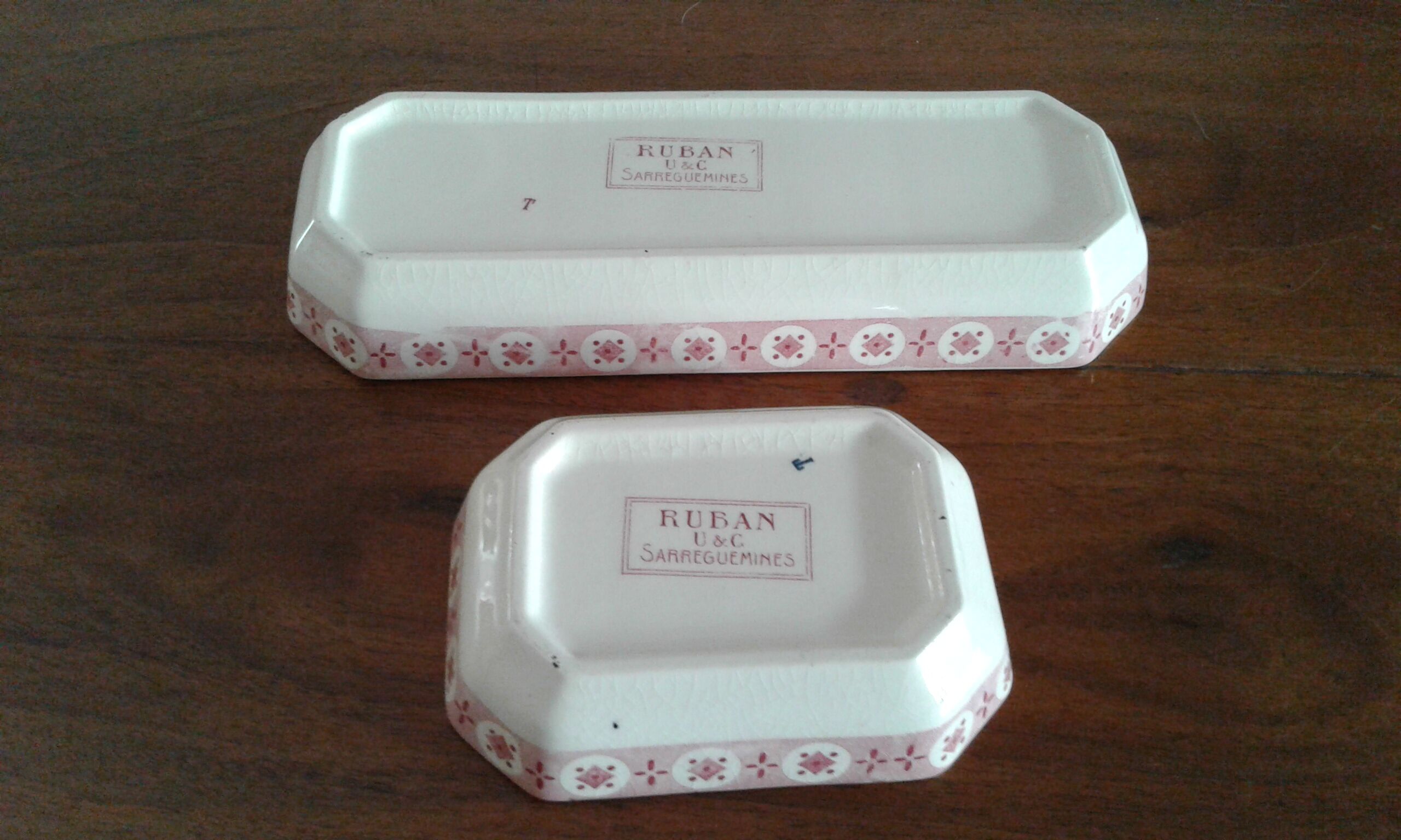 pair carries soap . faience sarreguemines