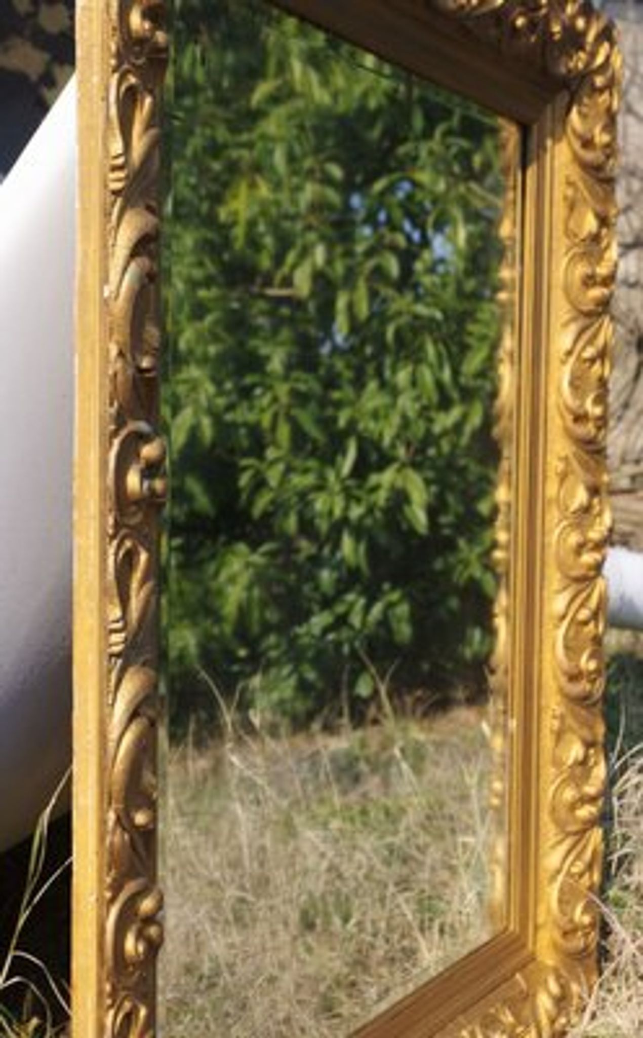 Wooden mirror decorated with gold from the 1920s