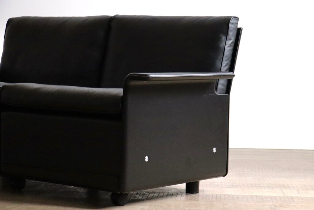 Dieter Rams Model 620 two seater sofa in black leather for Vitsoe, 1980s