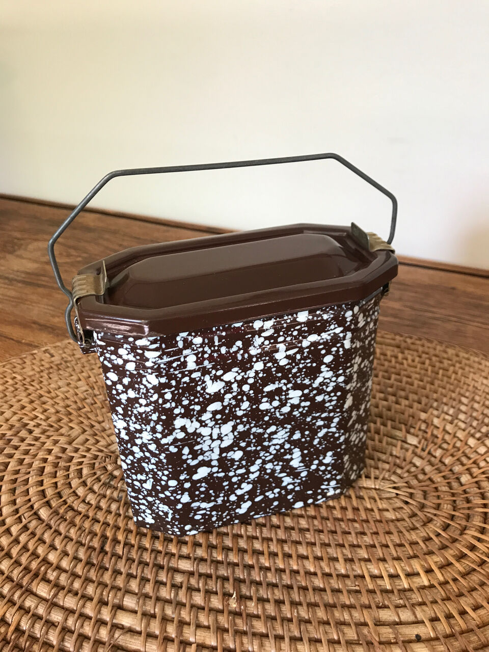 Canteen in vintage enamelled sheet metal