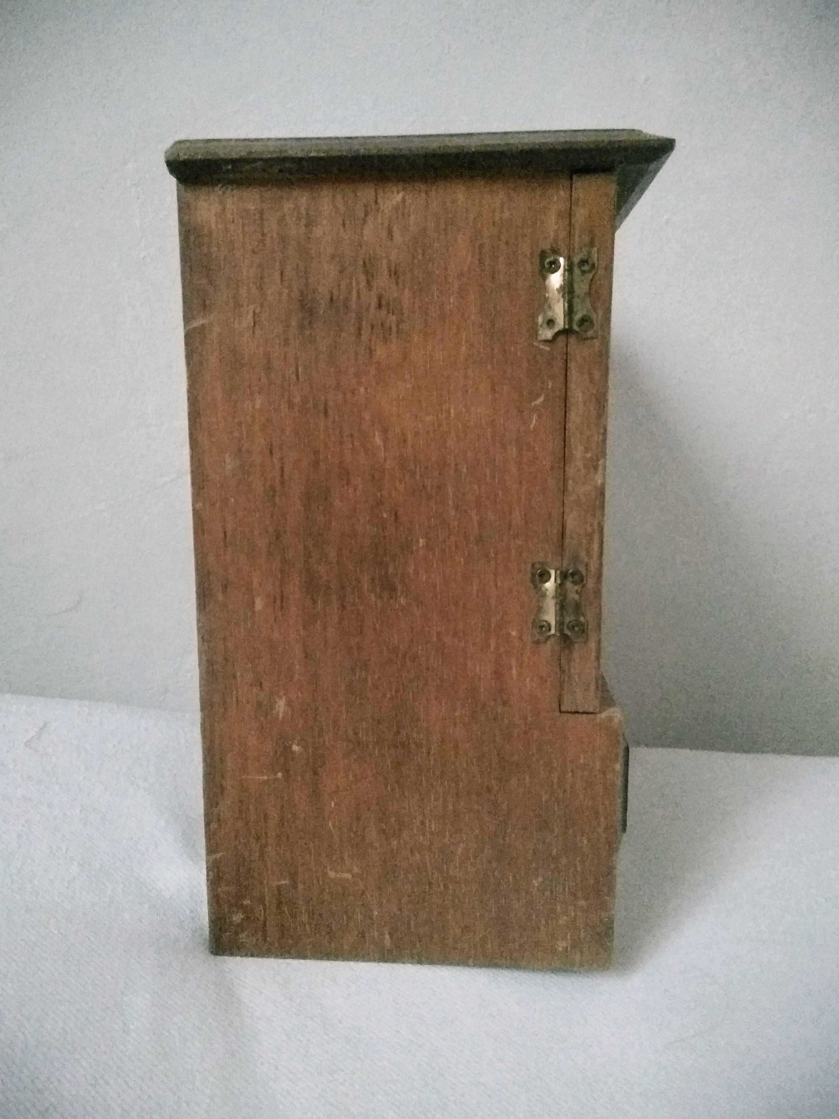 Musical jewelry cabinet