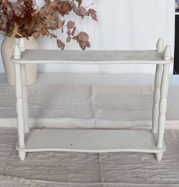 Étagère murale ancienne en bois peint ivoire