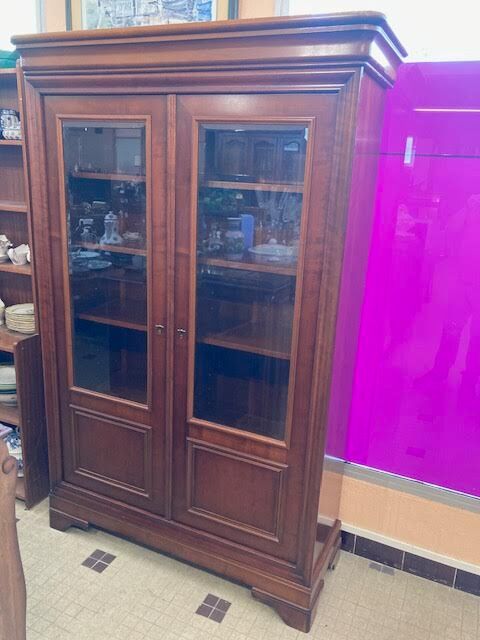Bookcase with 2 glass doors