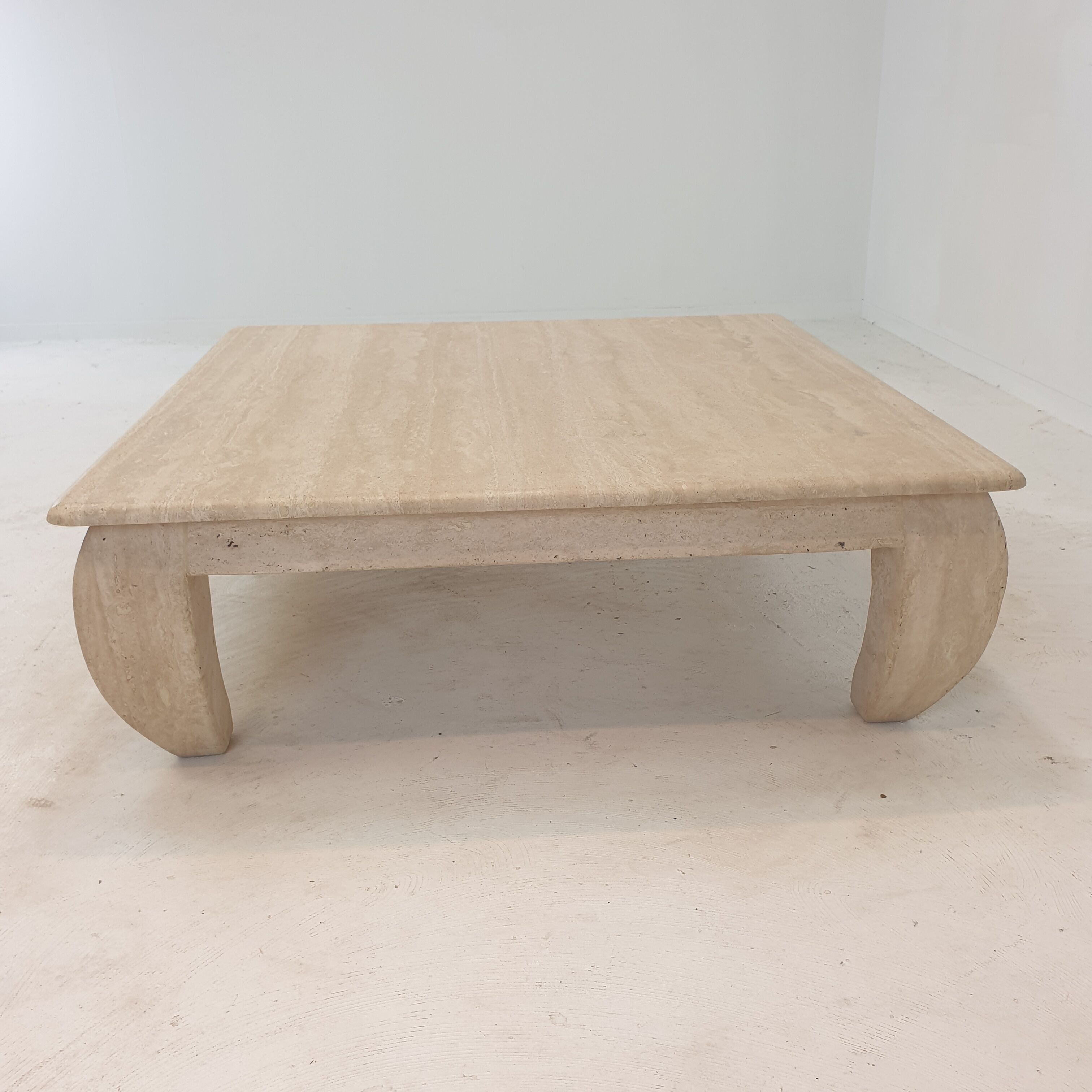 Table basse en travertin italien "Opium", années 1980.