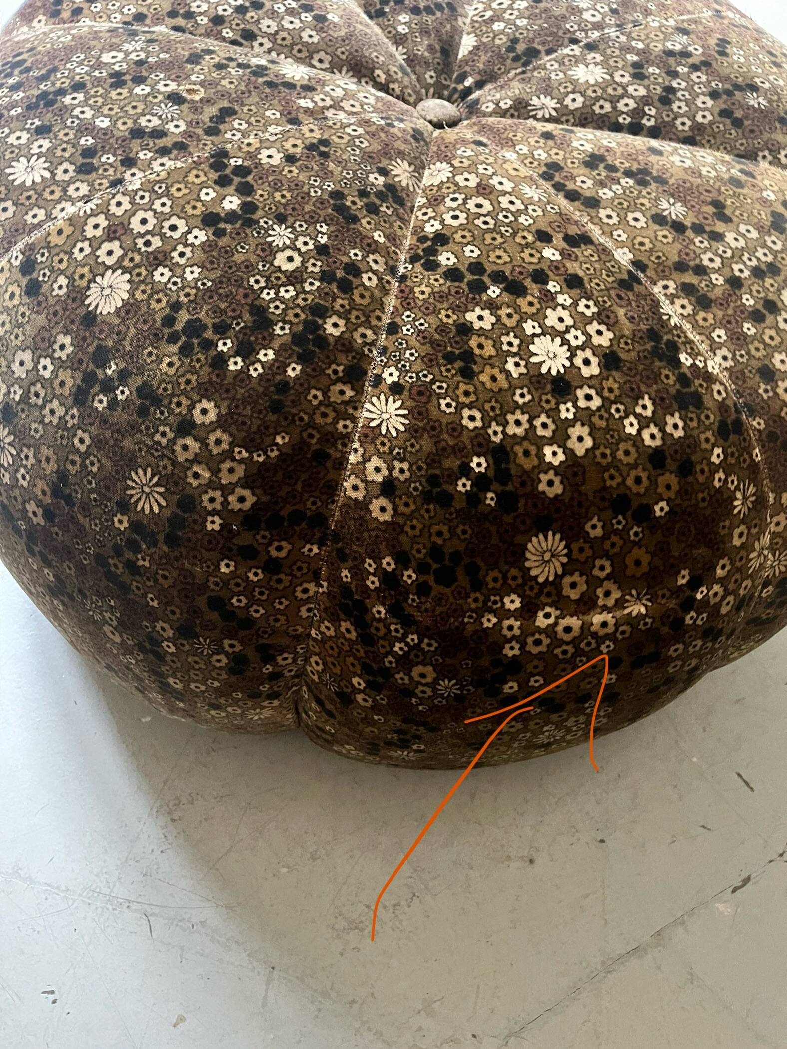 Short velvet pouf with liberty flowers, Ligne Roset 1970