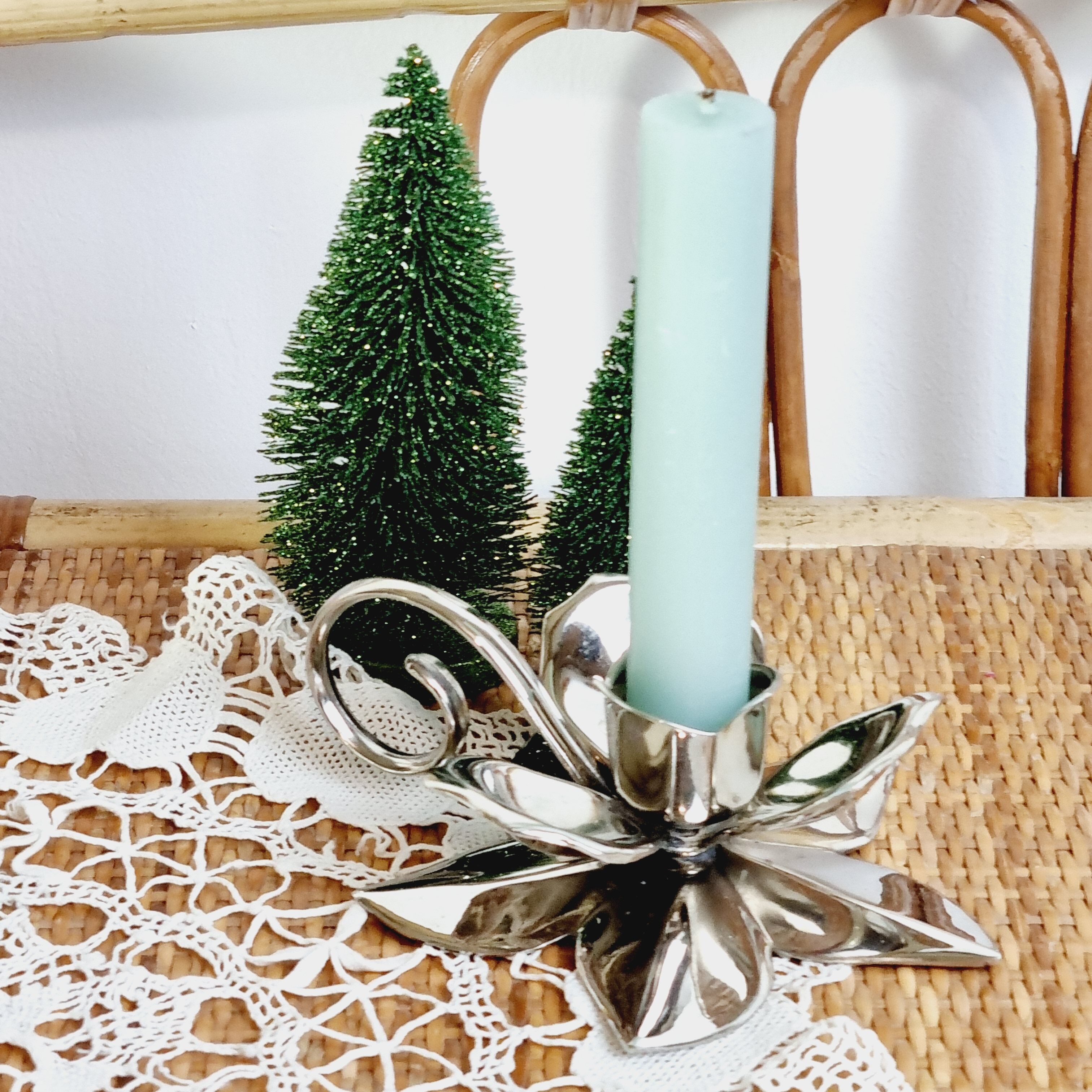Flower candle holder in silver metal