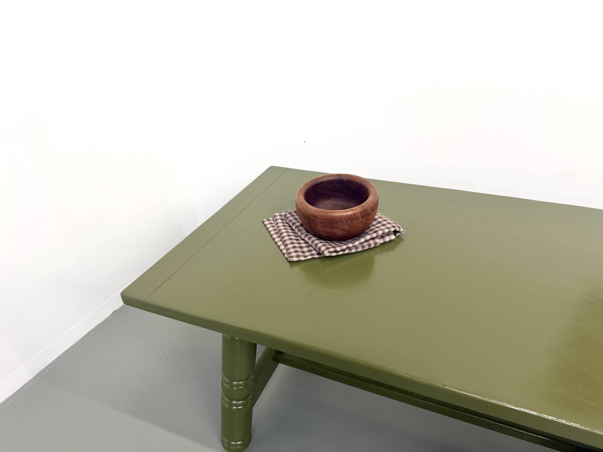 Glossy olive green lacquered dining table — DLG Georges Robert, Circa 1970