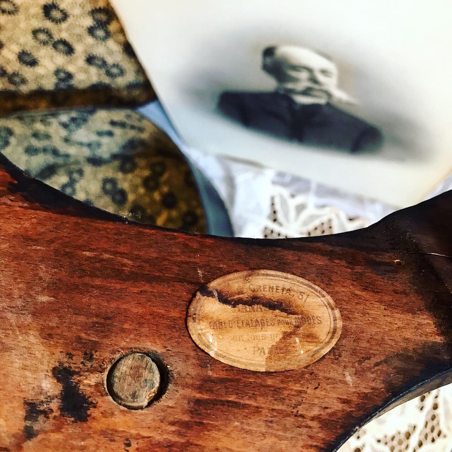 Large Napoleon III hat holder in blackened wood and red velvet. Old hat display. 1900s. Old fashion
