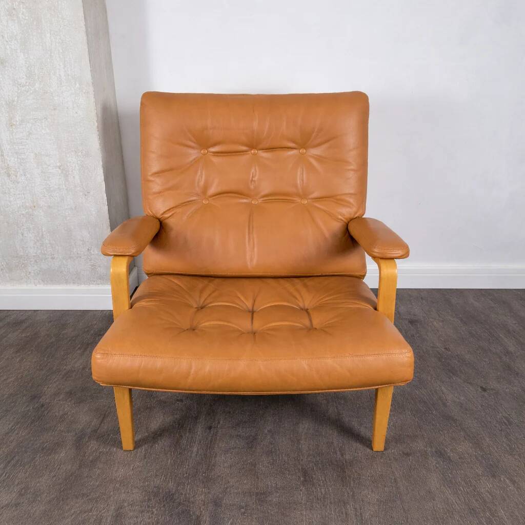 Pair of Ingrid model armchairs in beech and leather by Bruno Mathsson for Dux Ingrid Lounge Chairs, Denmark, 1960.