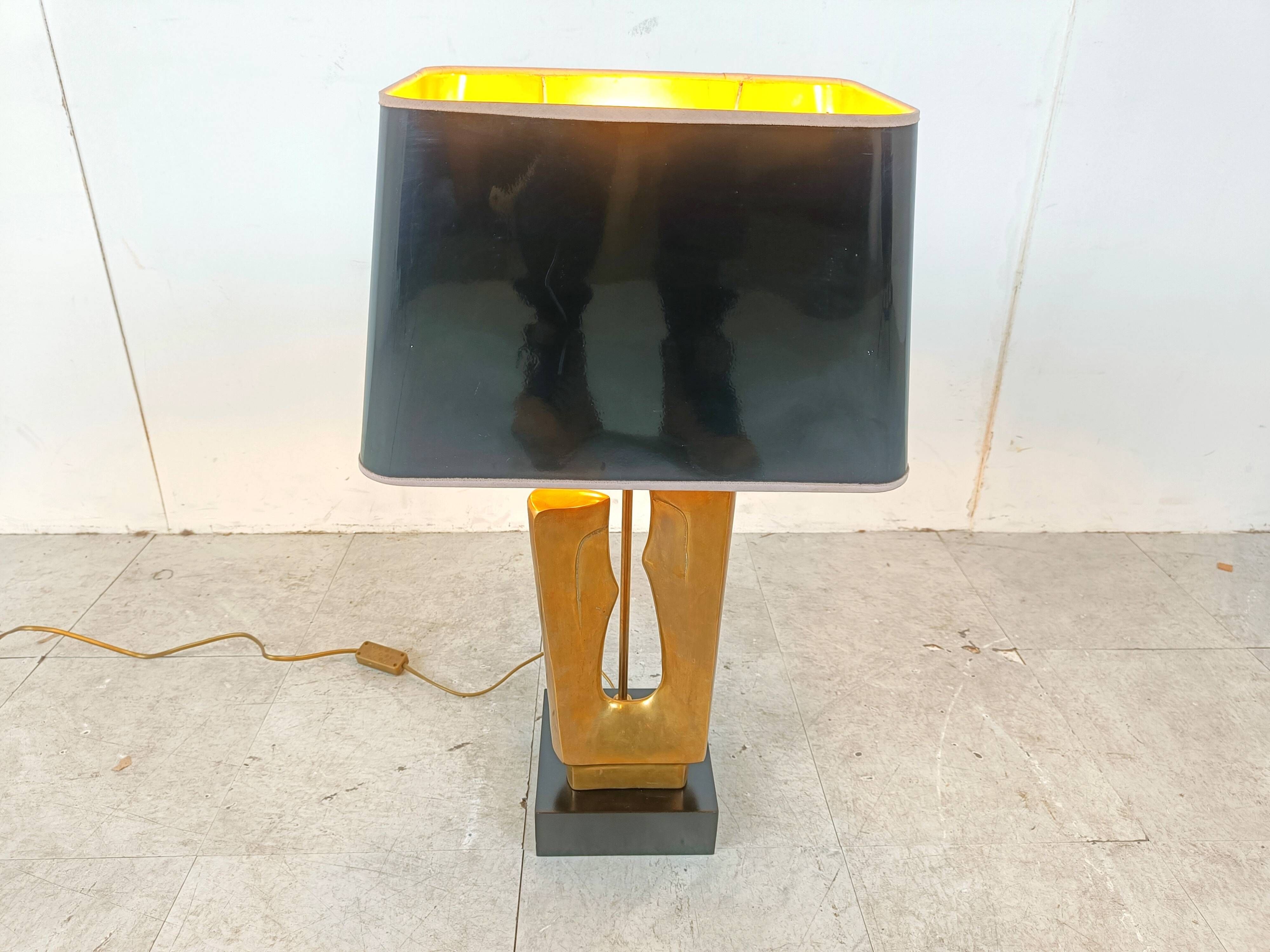 Lampe de table en laiton en forme de feuille des années 1970.