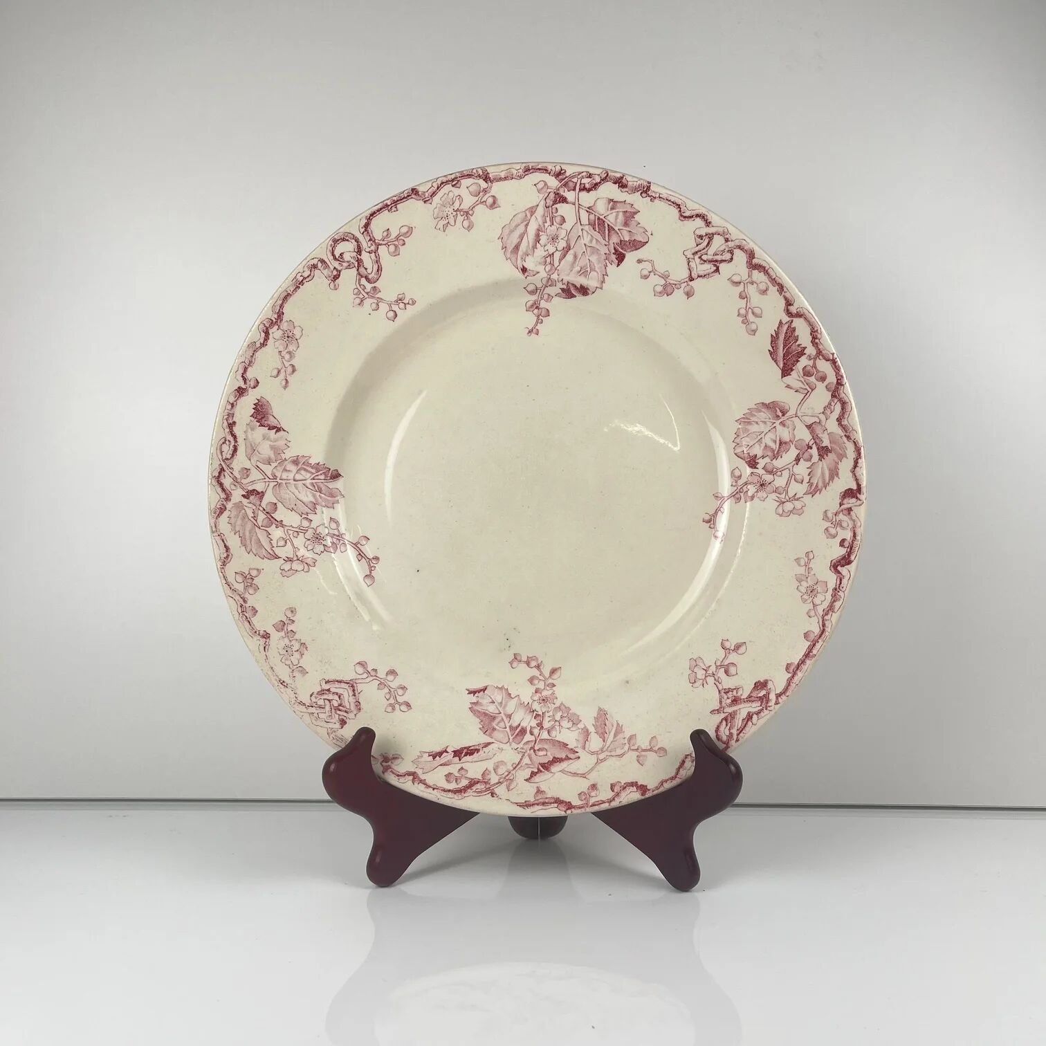 Round plate KG Lunéville "Fontainebleau", pink, late 19th century, ironstone