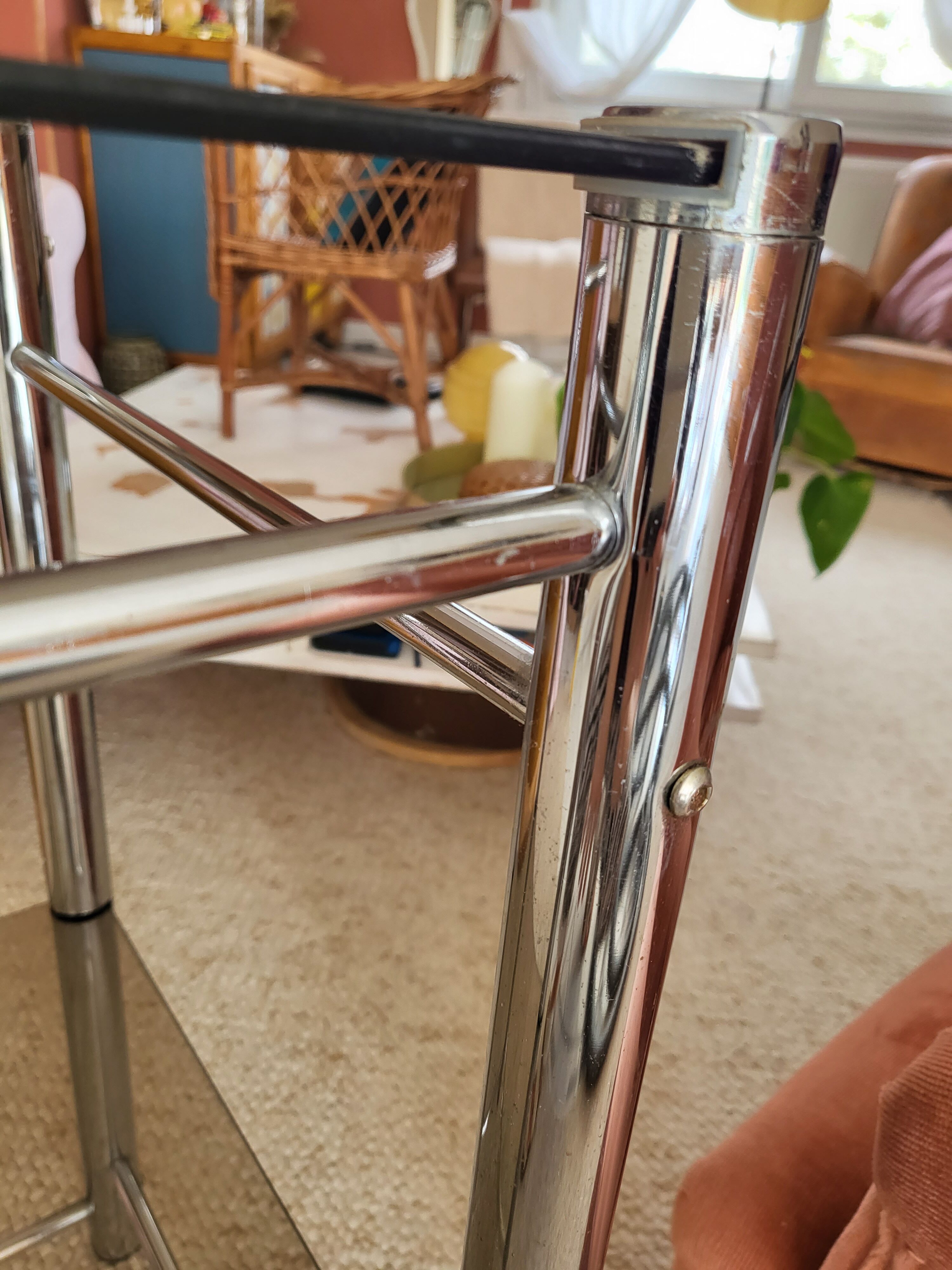 Table d'appoint acier et verre fumé année 70