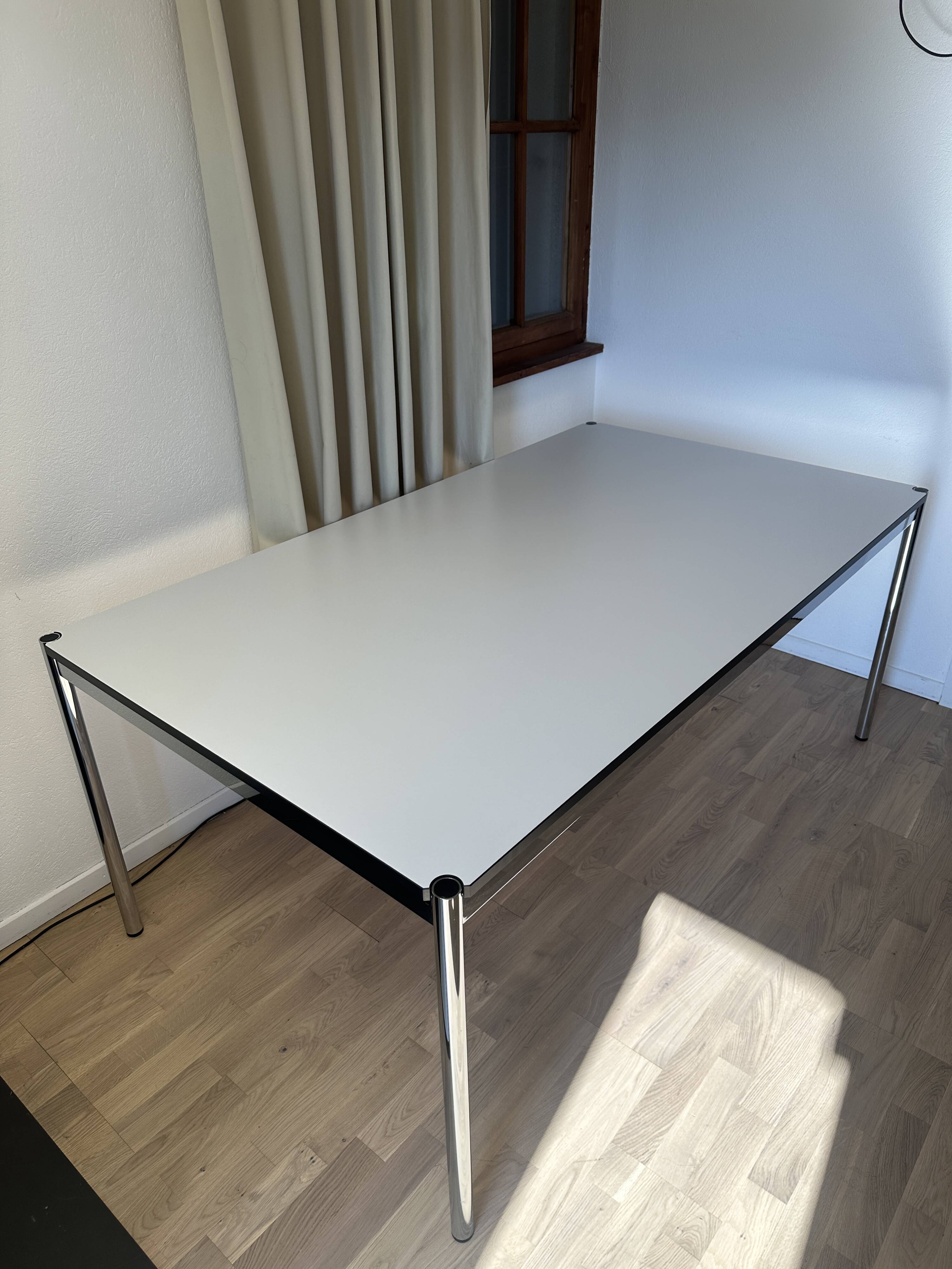 Bureau USM Haller en stratifié gris perle