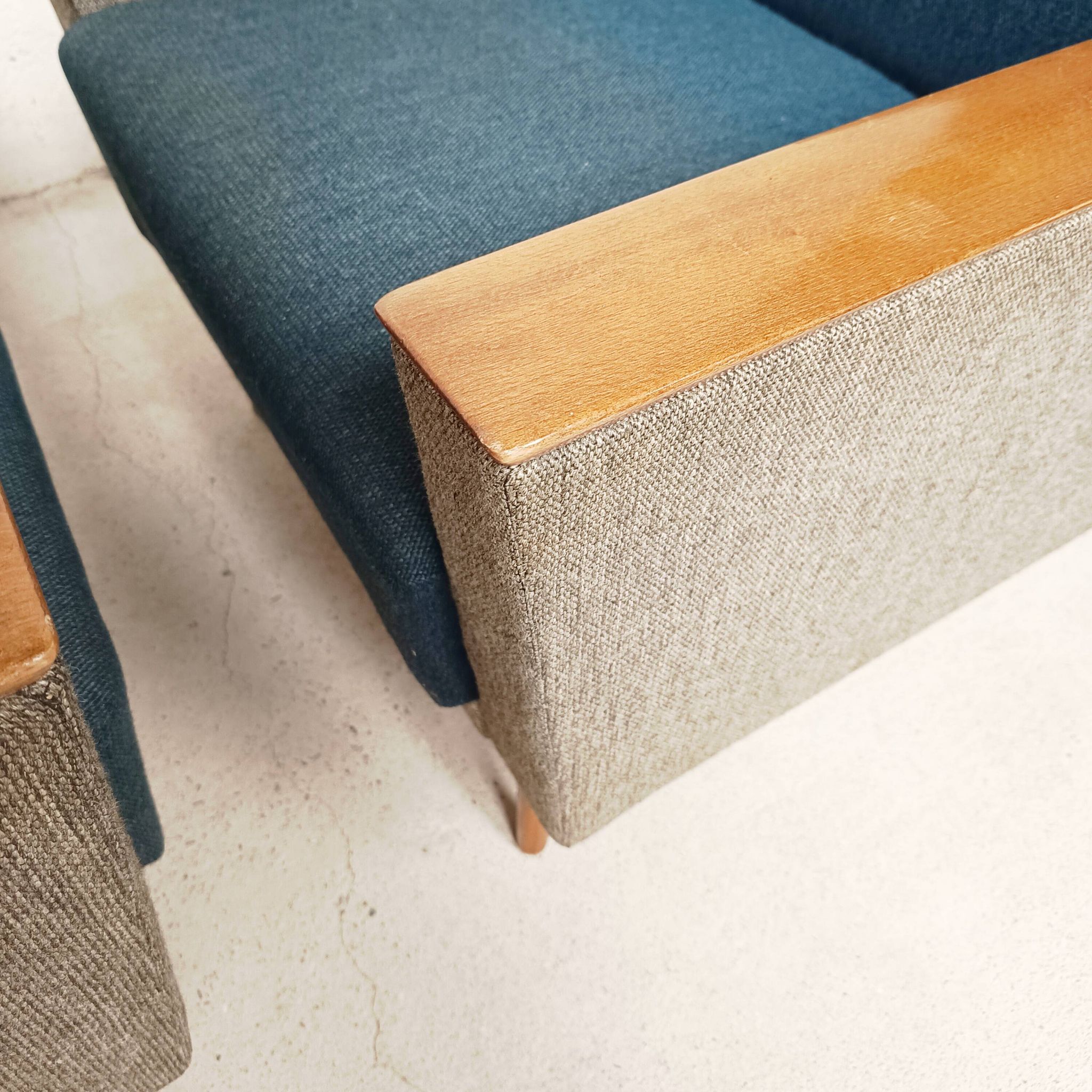 Paire de fauteuils bicolores, 1960
