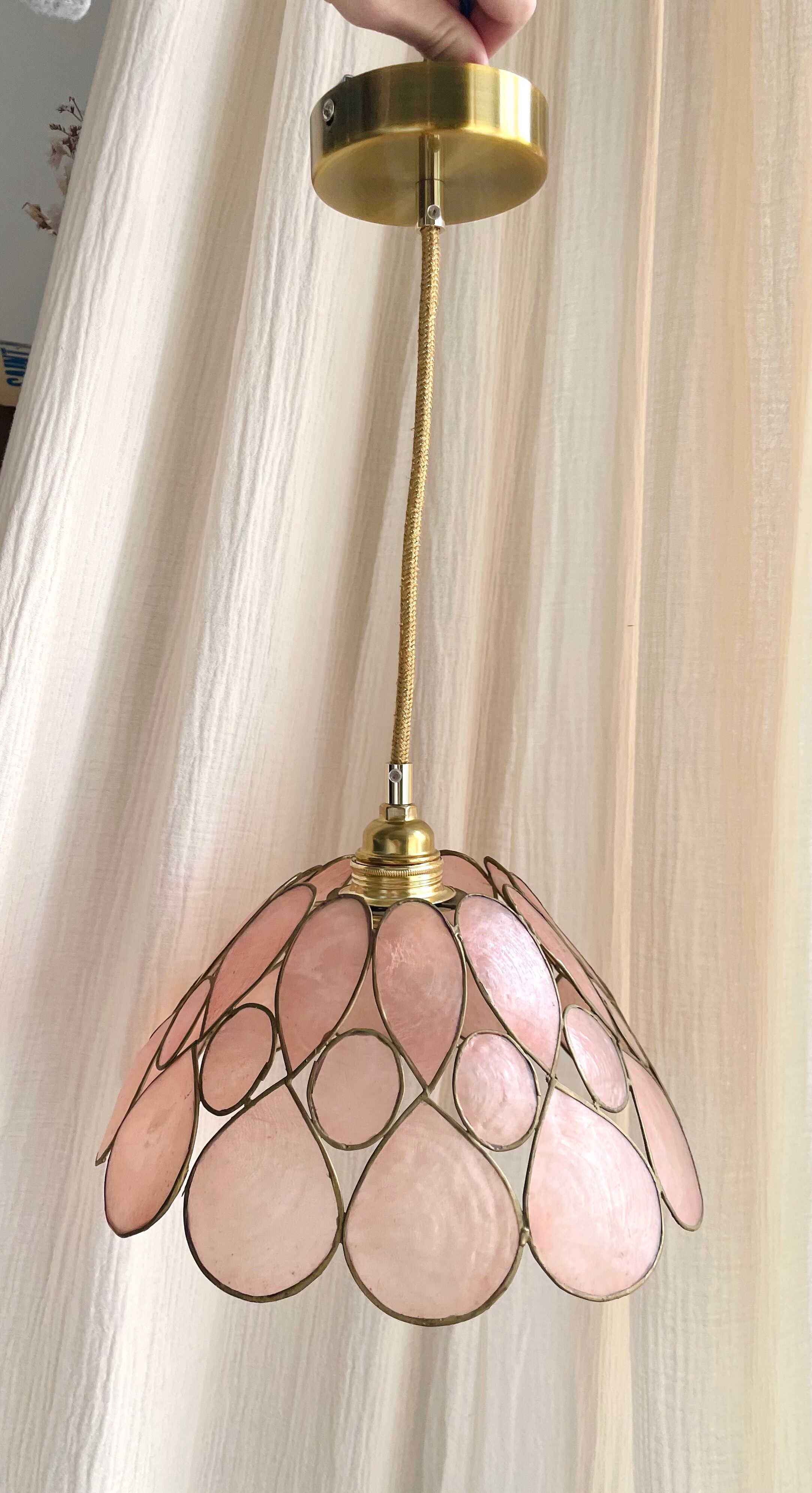Pink mother-of-pearl suspension