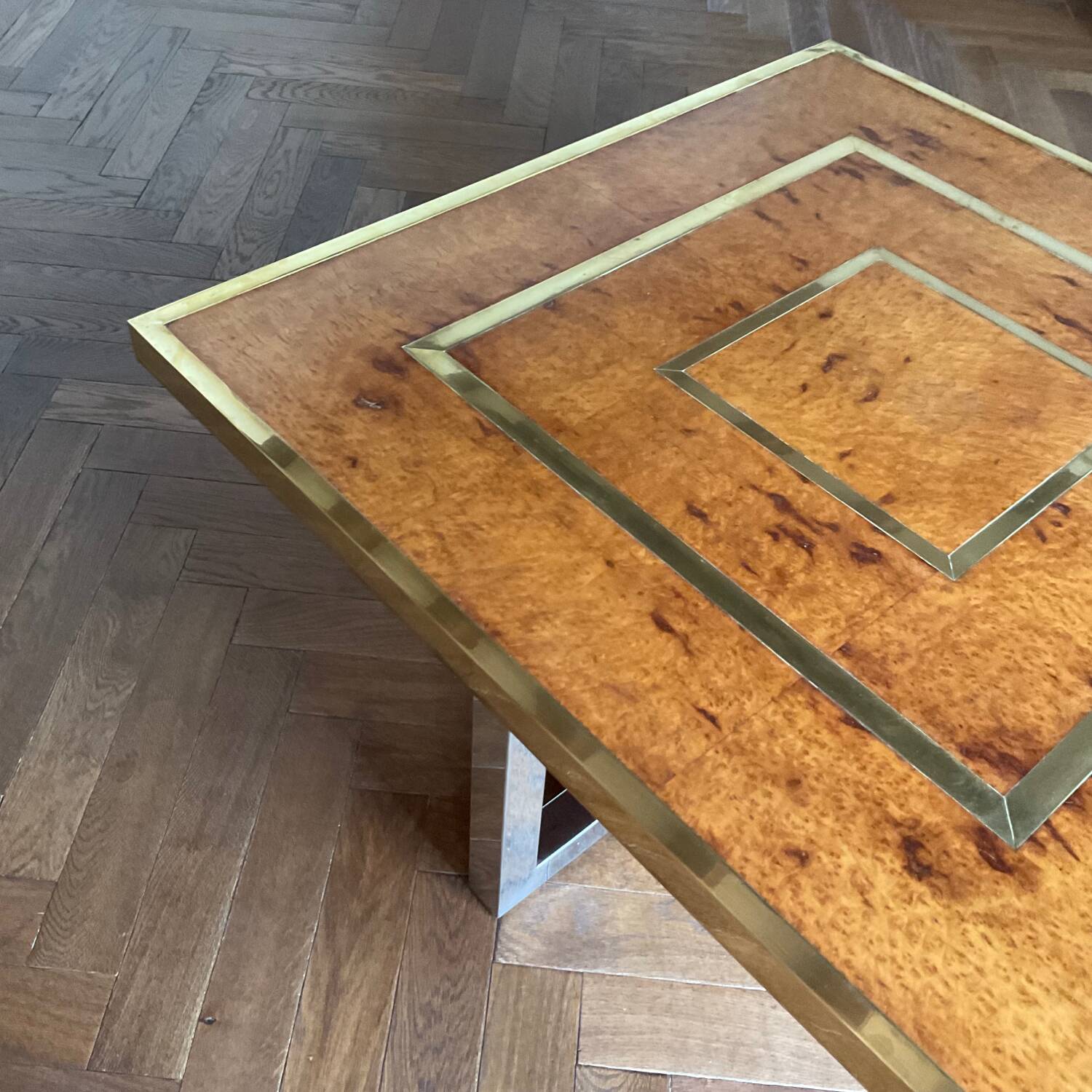 Coffee table in elm burl and brass vintage 1970s