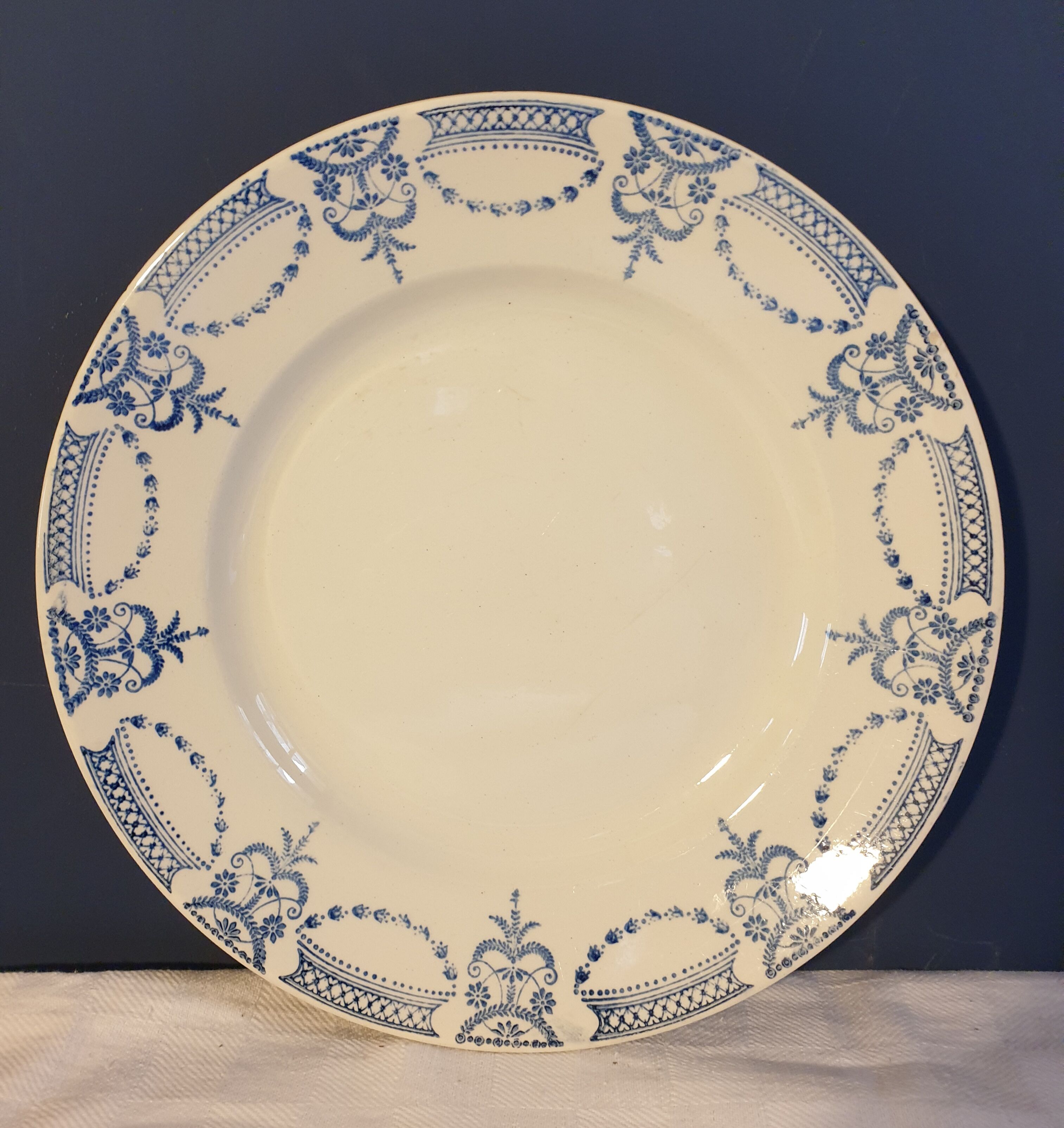 Suite of 11 flat plates iron earth