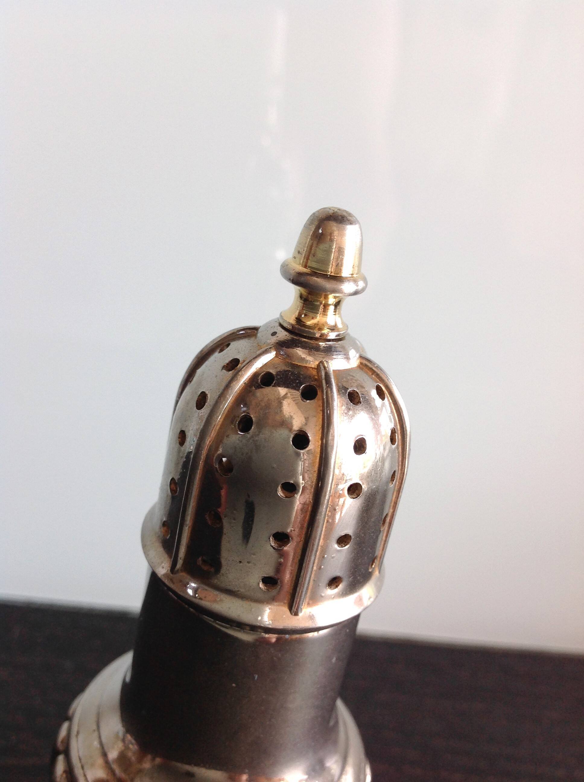 Silver metal salt shaker / 60s-70s