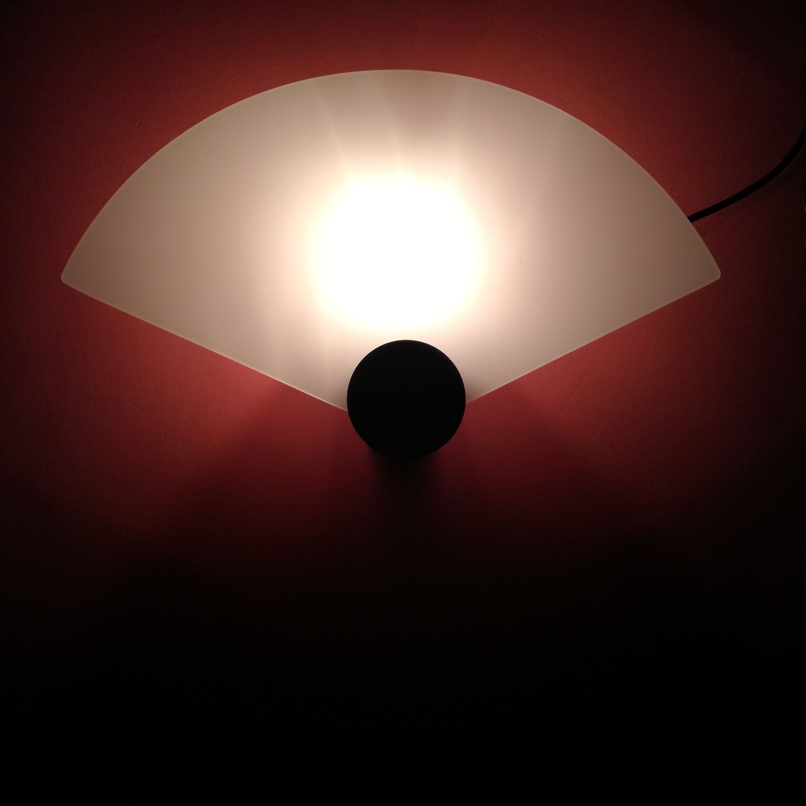 Fan-shaped wall lamp, opaline glass Ø42