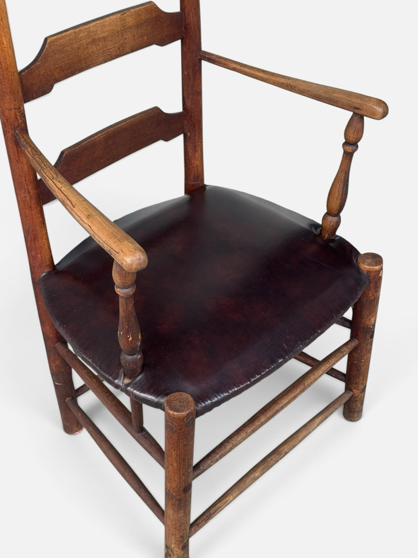 Antique rustic armchair in walnut and leather, 18th century.