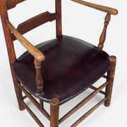 Fauteuil rustique ancien en noyer et cuir, 18e siècle