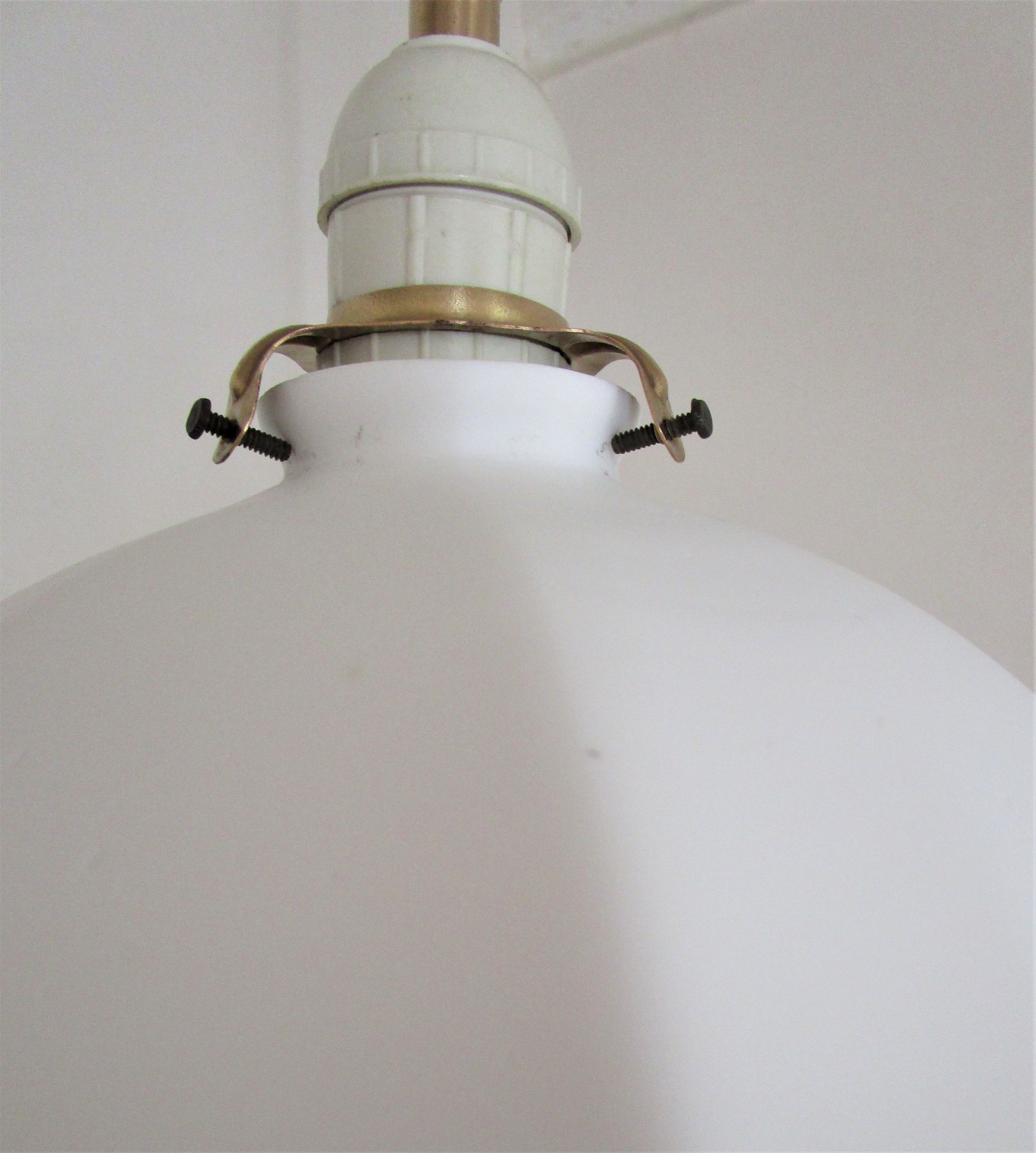 Suspension opaline flower and vintage brass