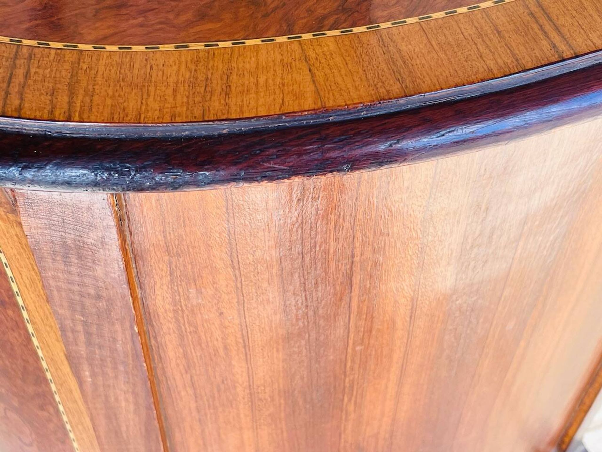 Commode style Louis XV en loupe d'orme et noyer