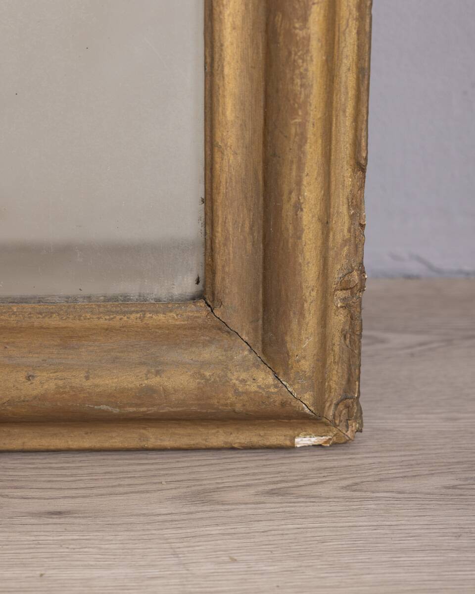 EARLY 20TH CENTURY GOLDEN WOODEN WALL MIRROR DECORATED IN BAROQUE STYLE