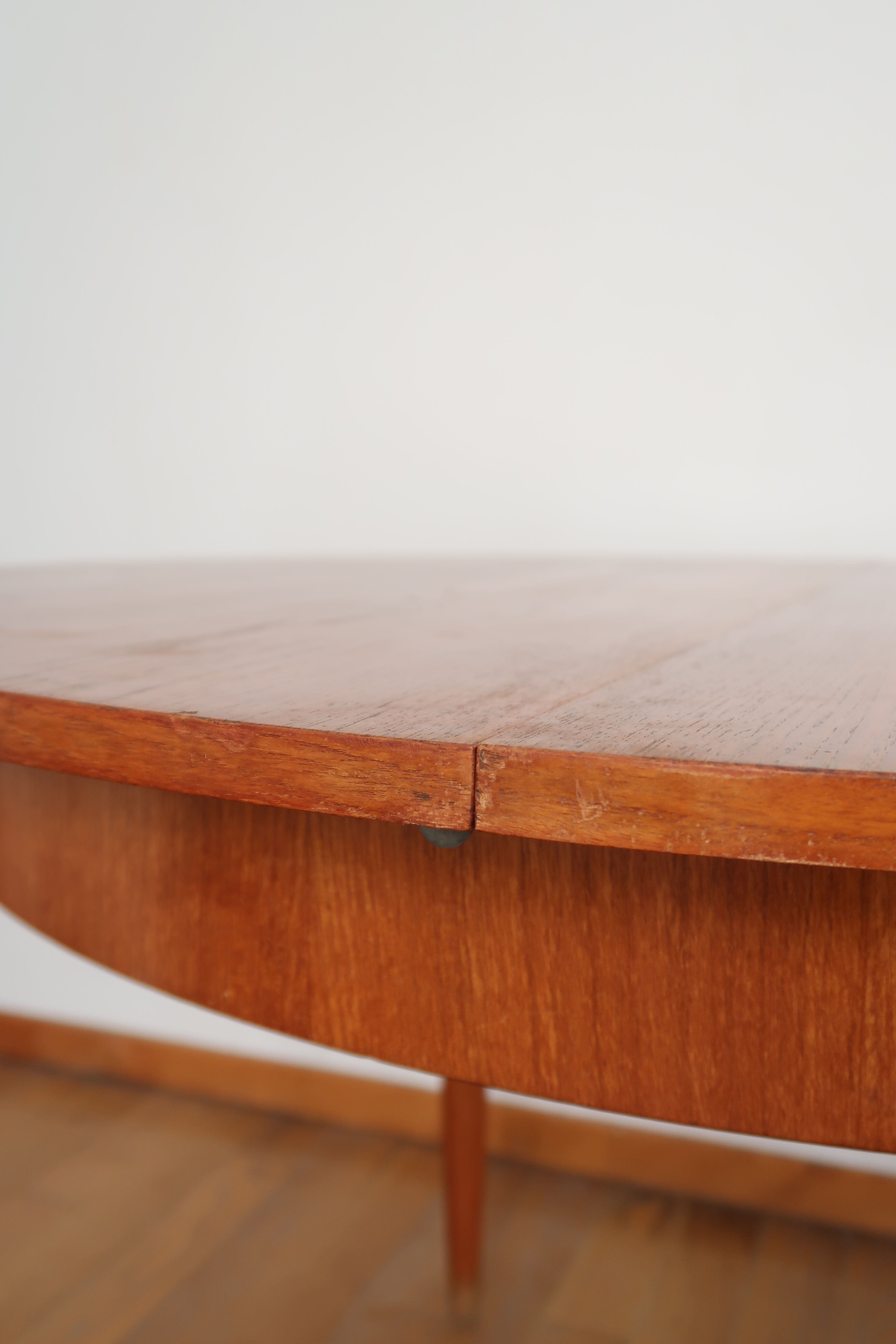 Extendable Scandinavian Round Table