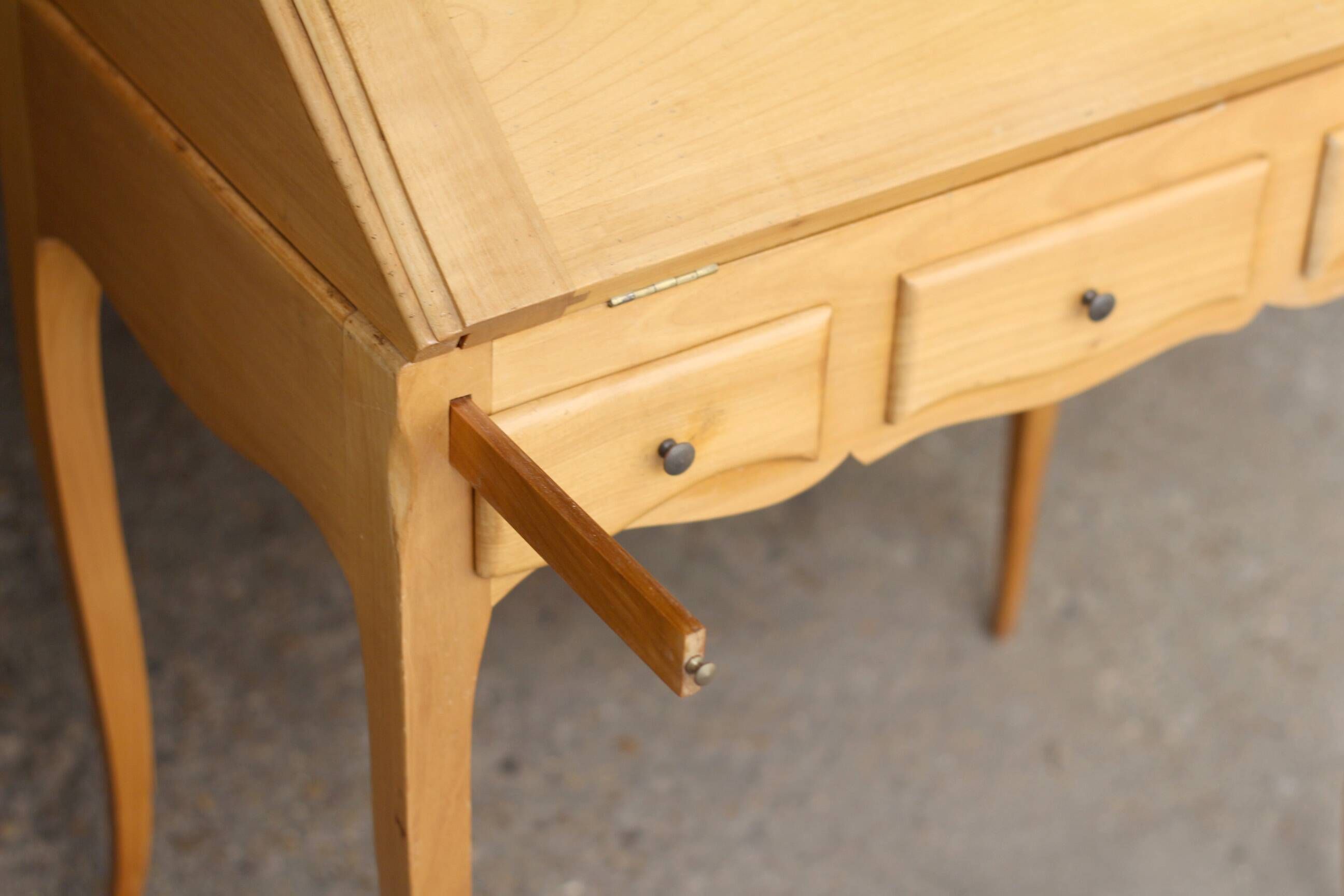 Sloped wooden desk in light wood, ideal for remote work. Secret drawer.