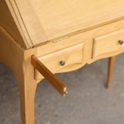 Sloped wooden desk in light wood, ideal for remote work. Secret drawer.