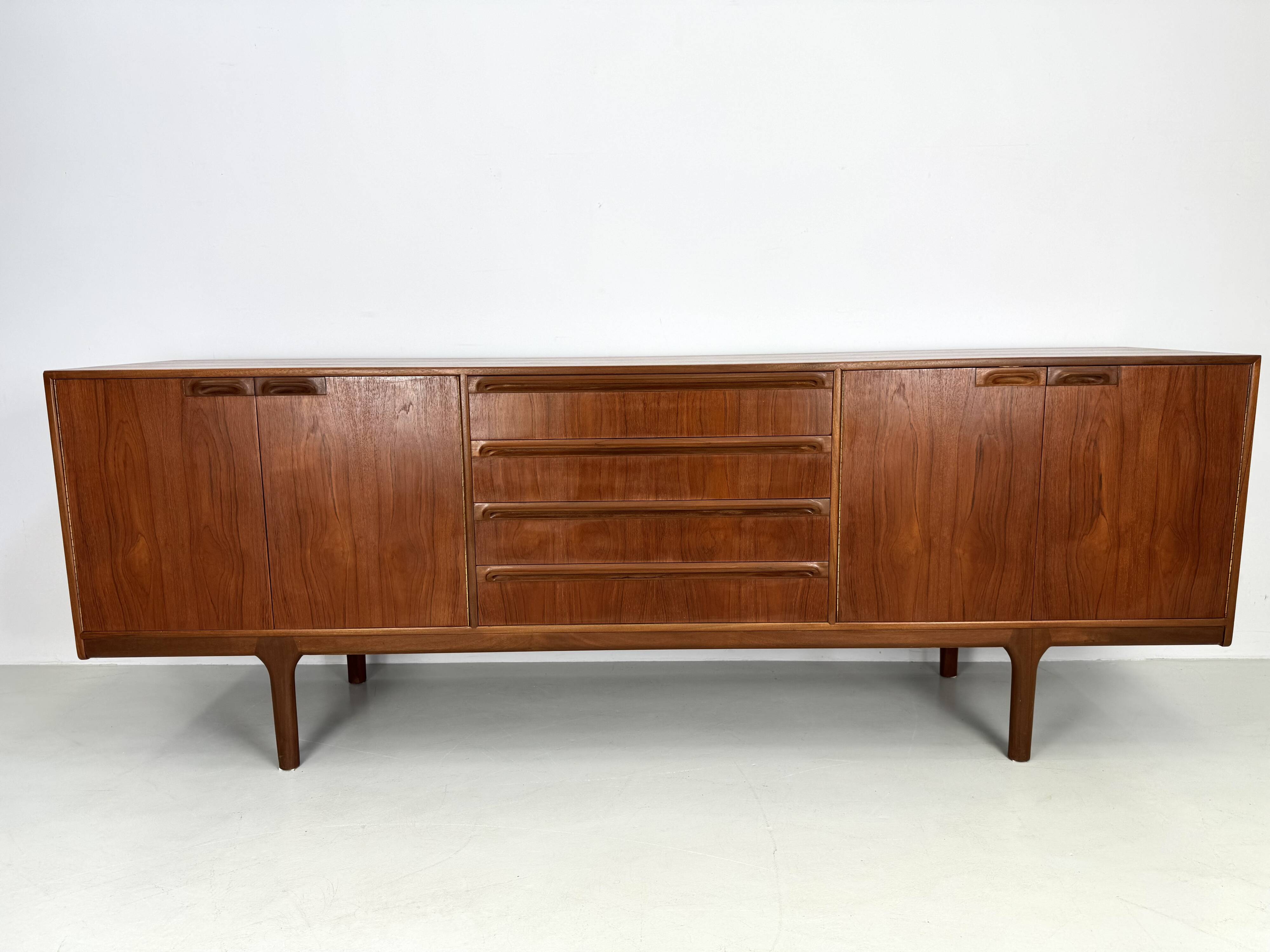 Buffet vintage par McIntosh, design de T. Robertson des années 1960.