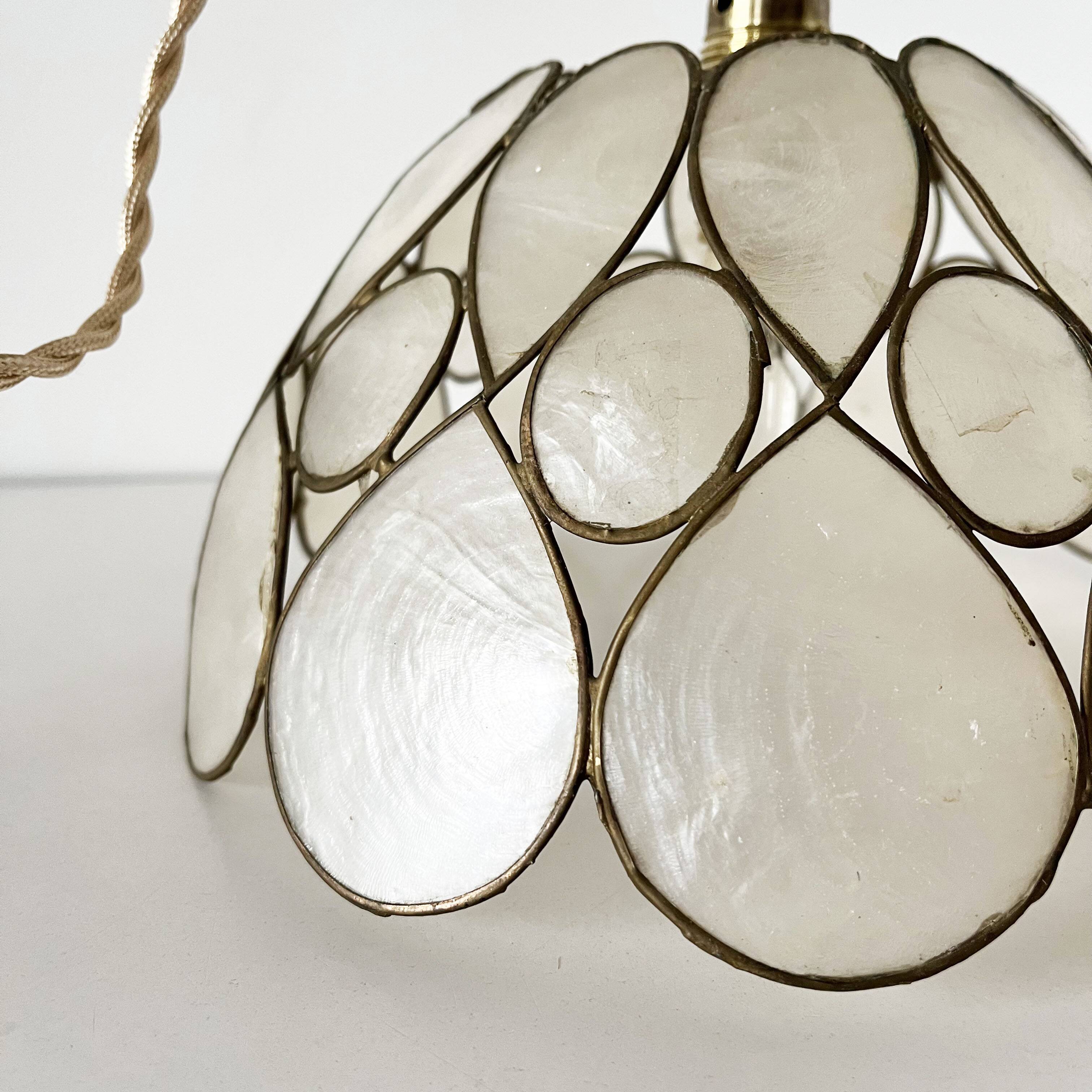 Mother-of-pearl petal pendant lamp