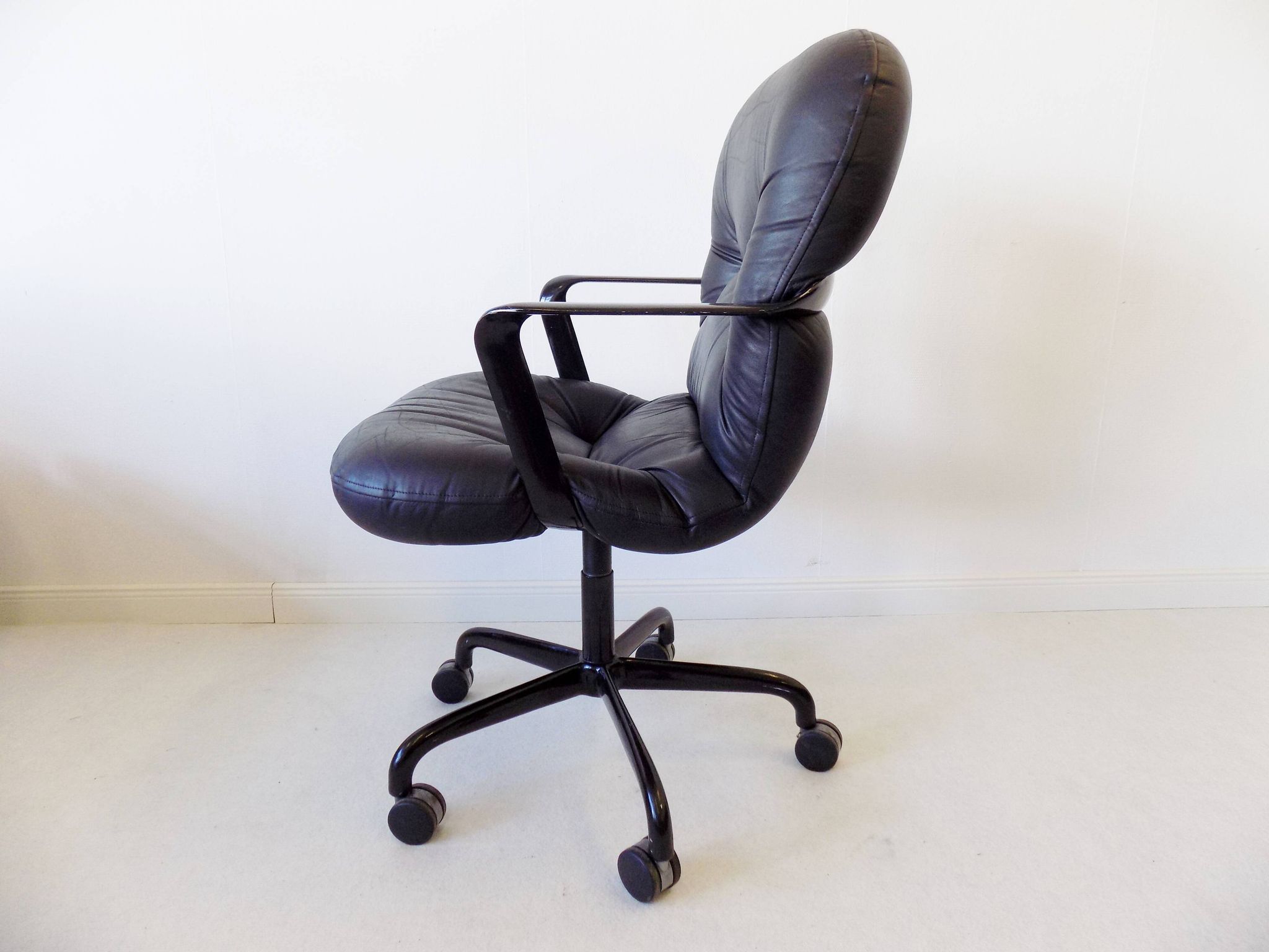 Black leather office chair 2328 by Bruce Hannah & Andrew Morrison