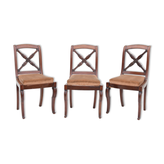 Suite de trois chaises à dossier croisillons
