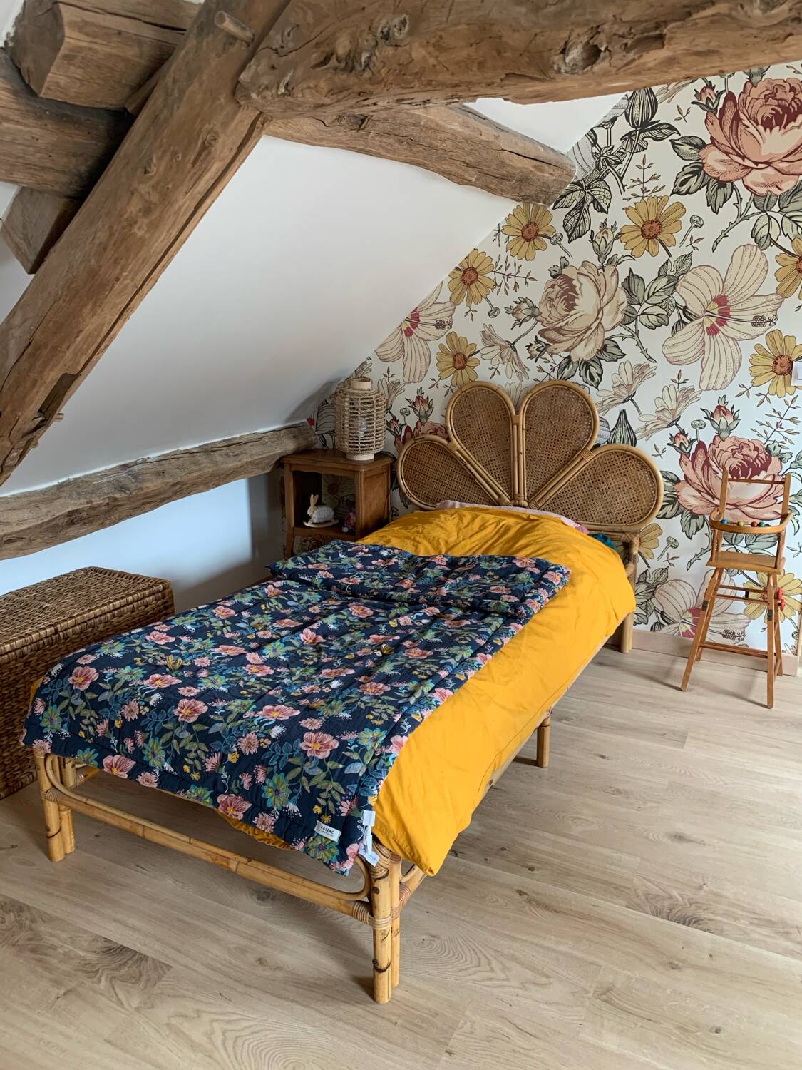 Vintage rattan shell bed