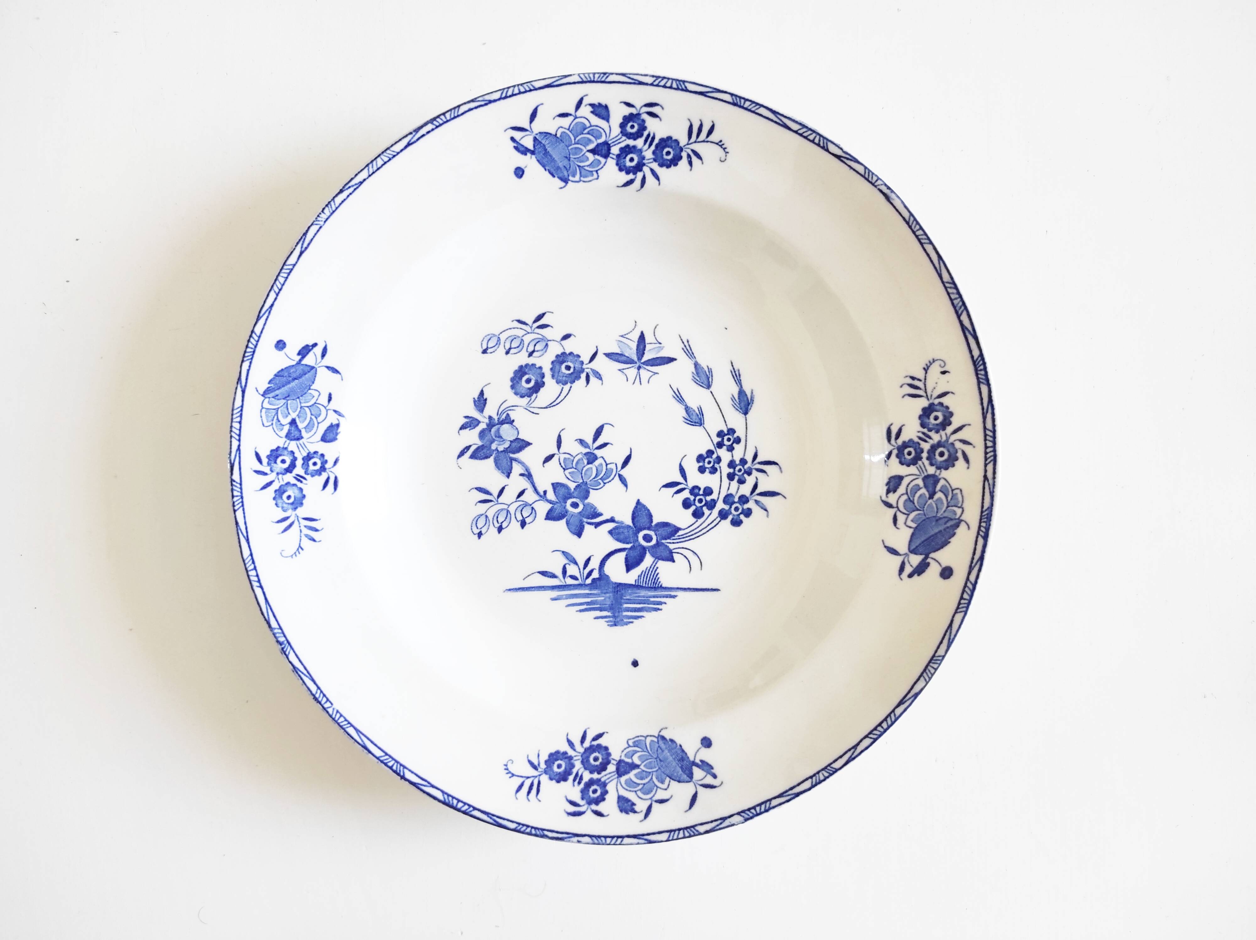 Boch Frères assiette creuse décor grand bouquet